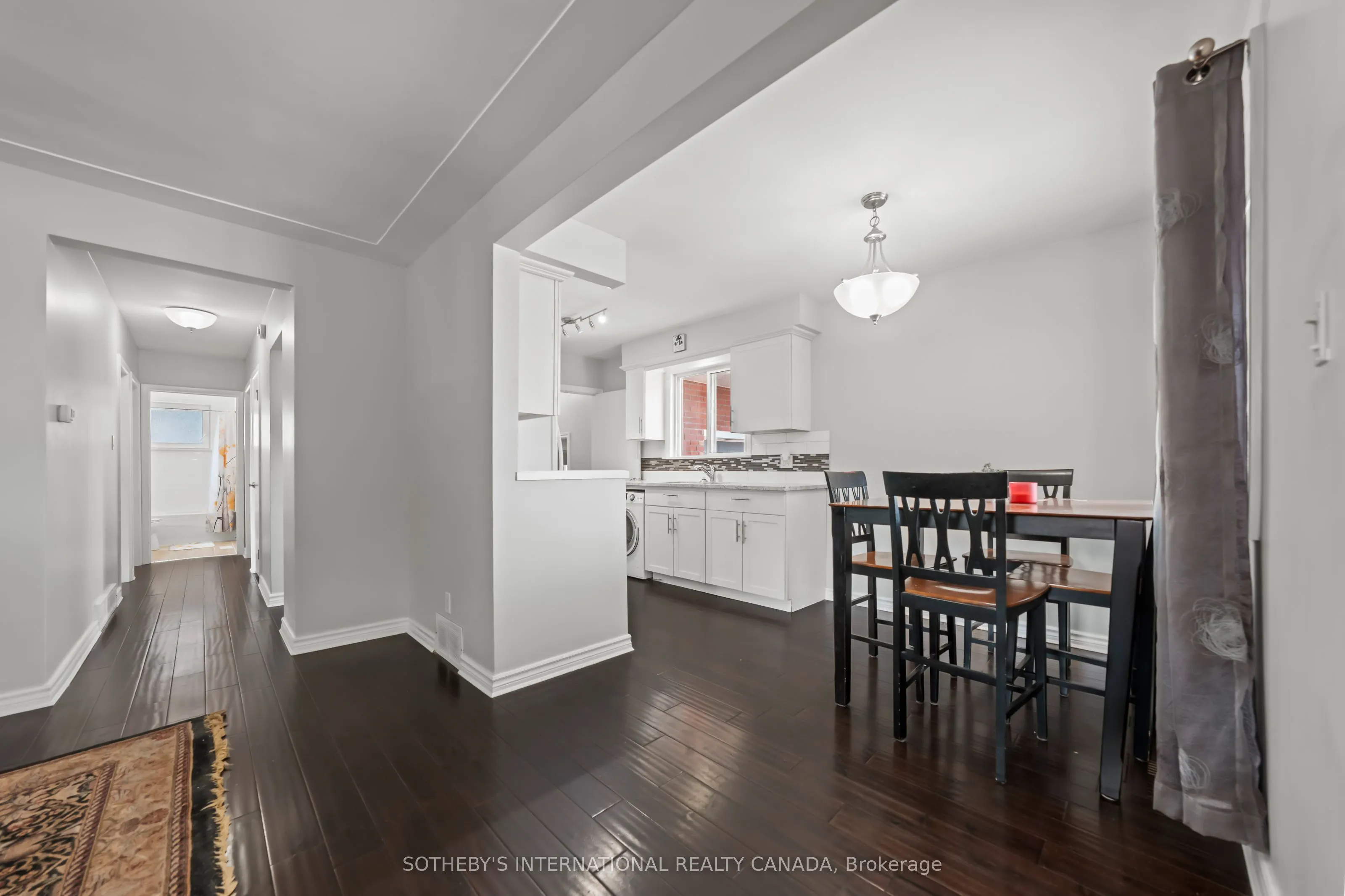 1679 Holley Crescent