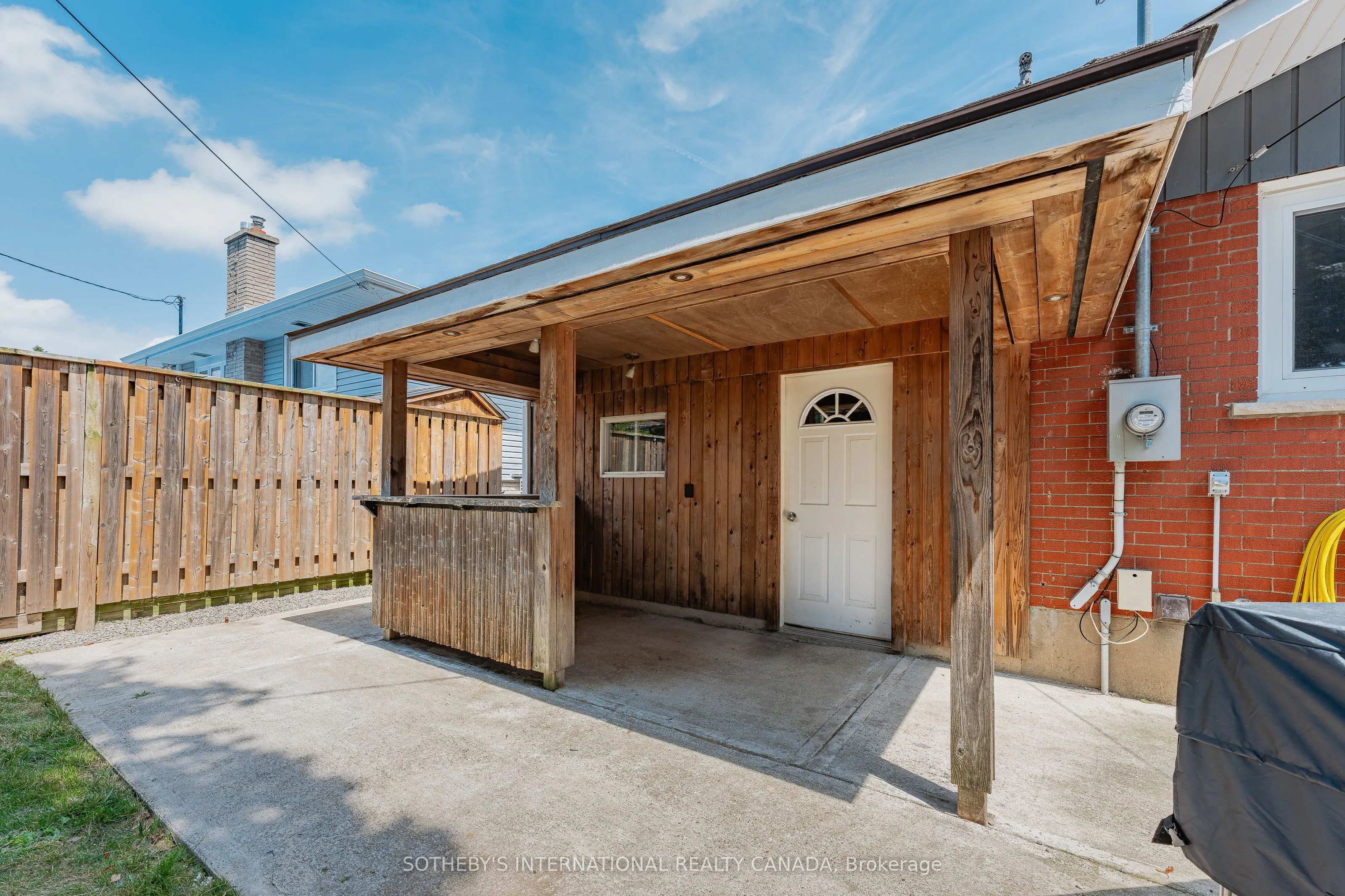 1679 Holley Crescent
