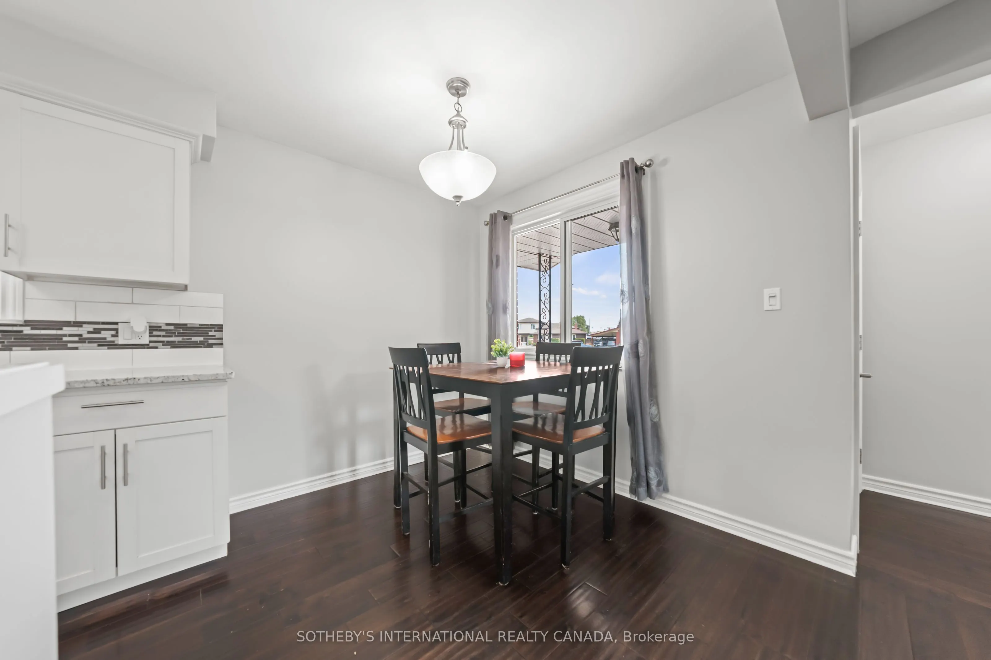1679 Holley Crescent