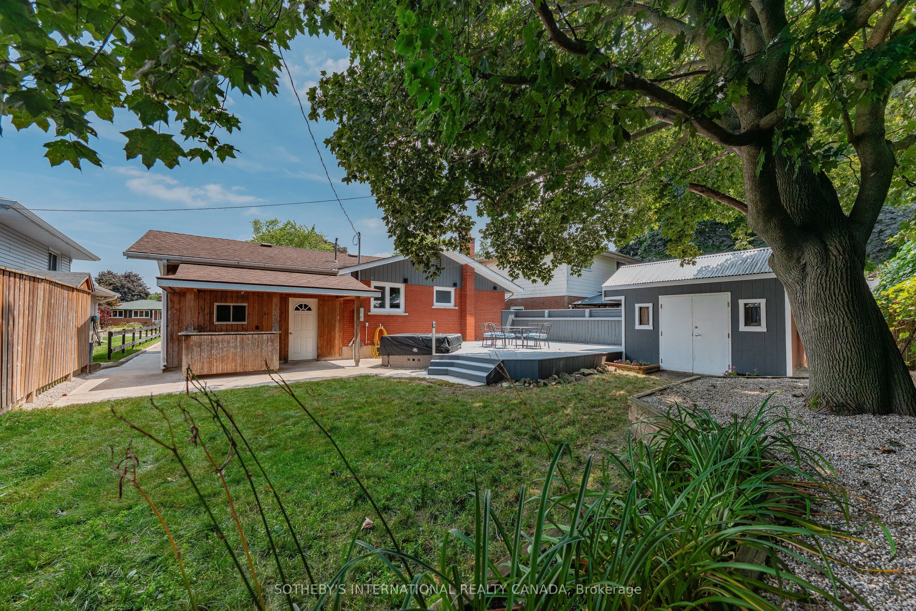 1679 Holley Crescent
