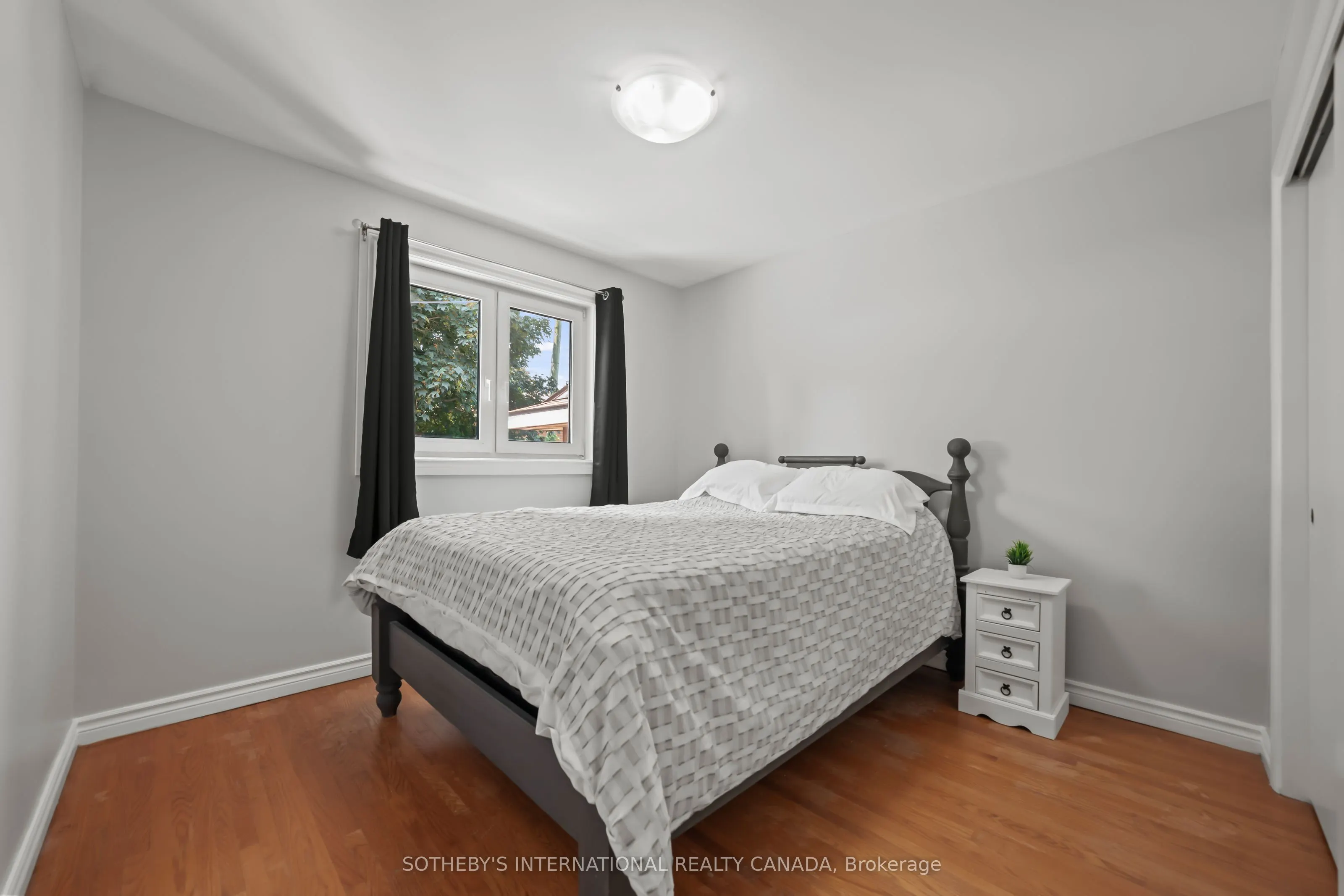 1679 Holley Crescent