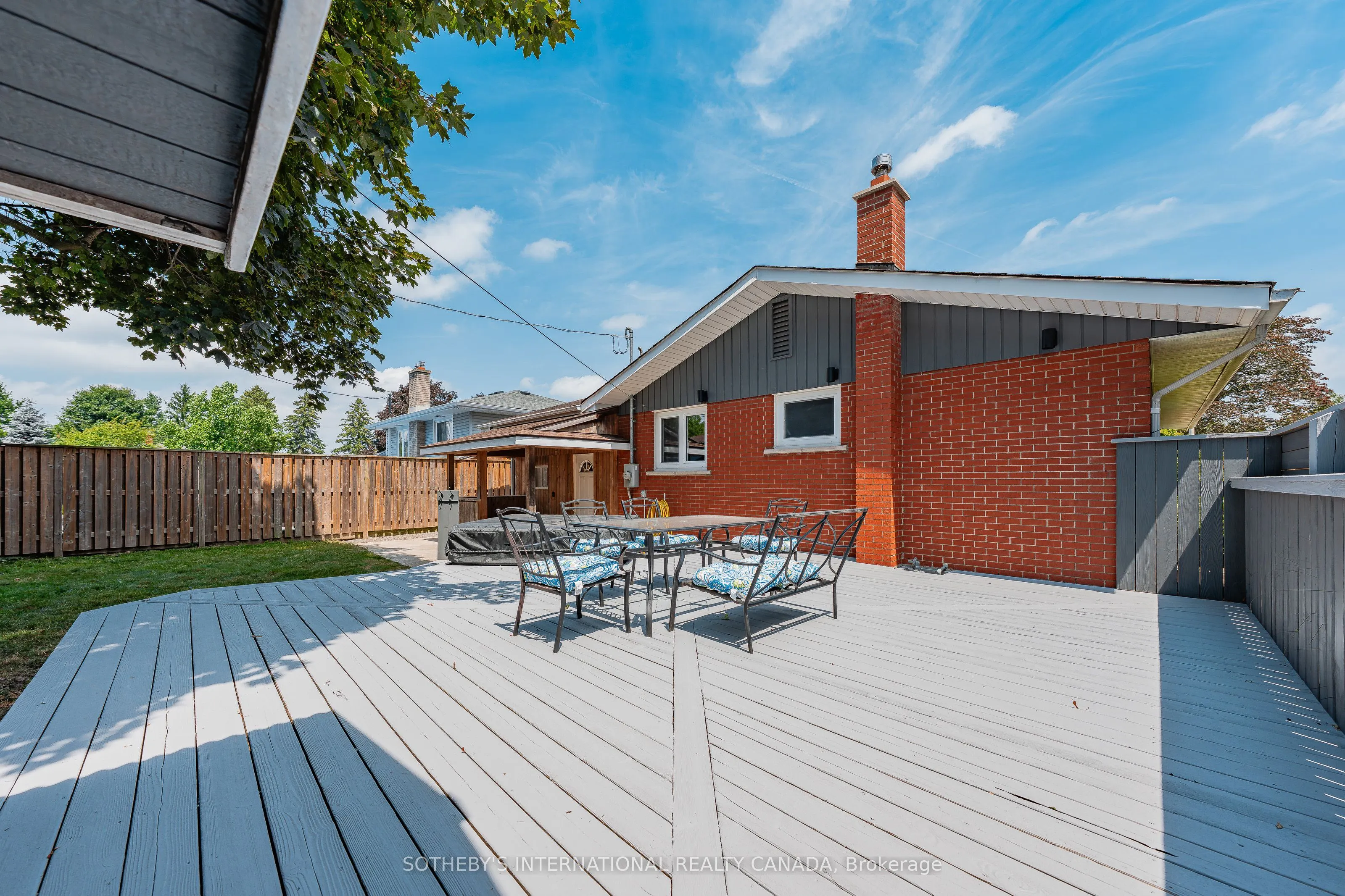 1679 Holley Crescent