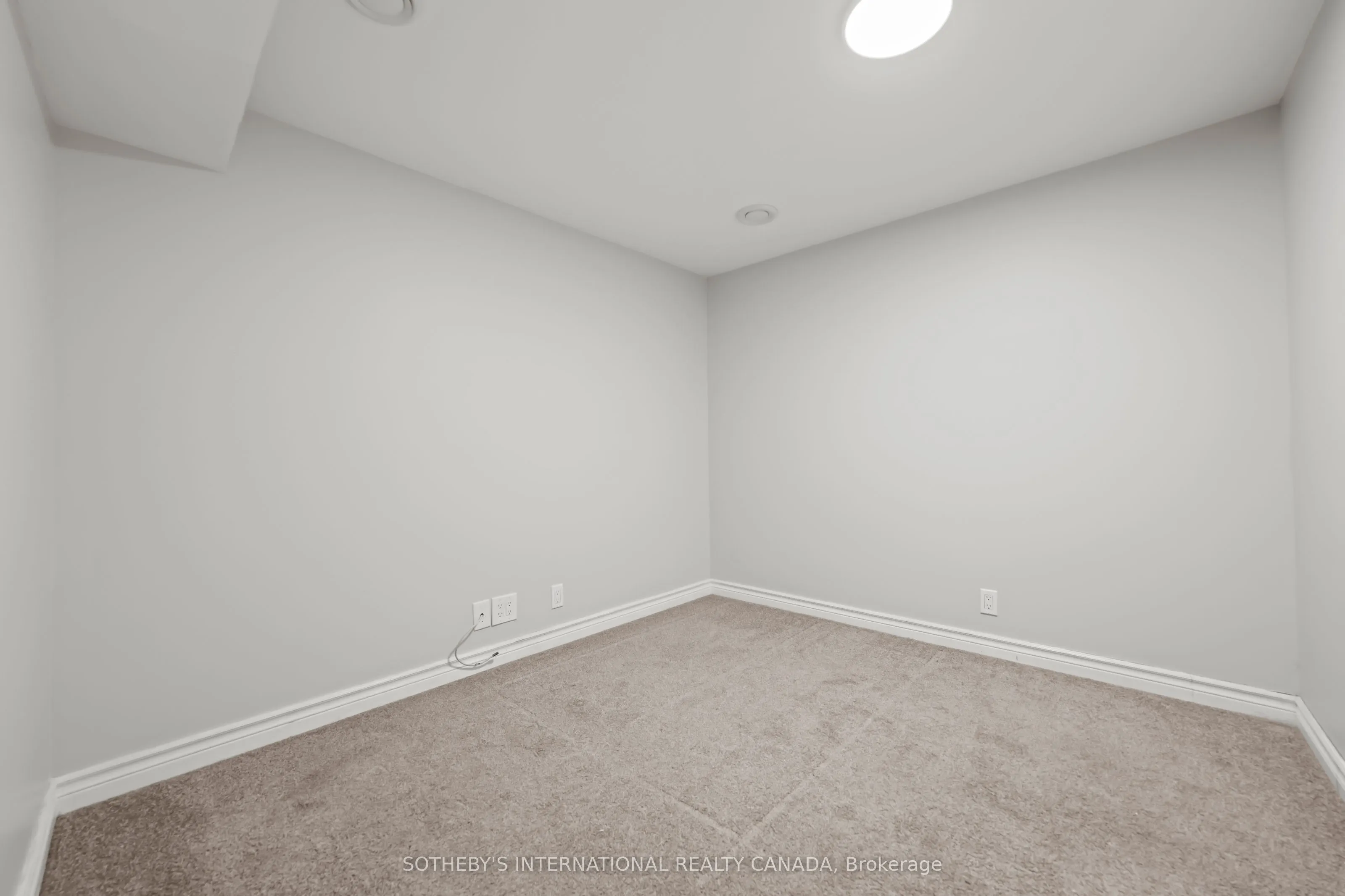 1679 Holley Crescent