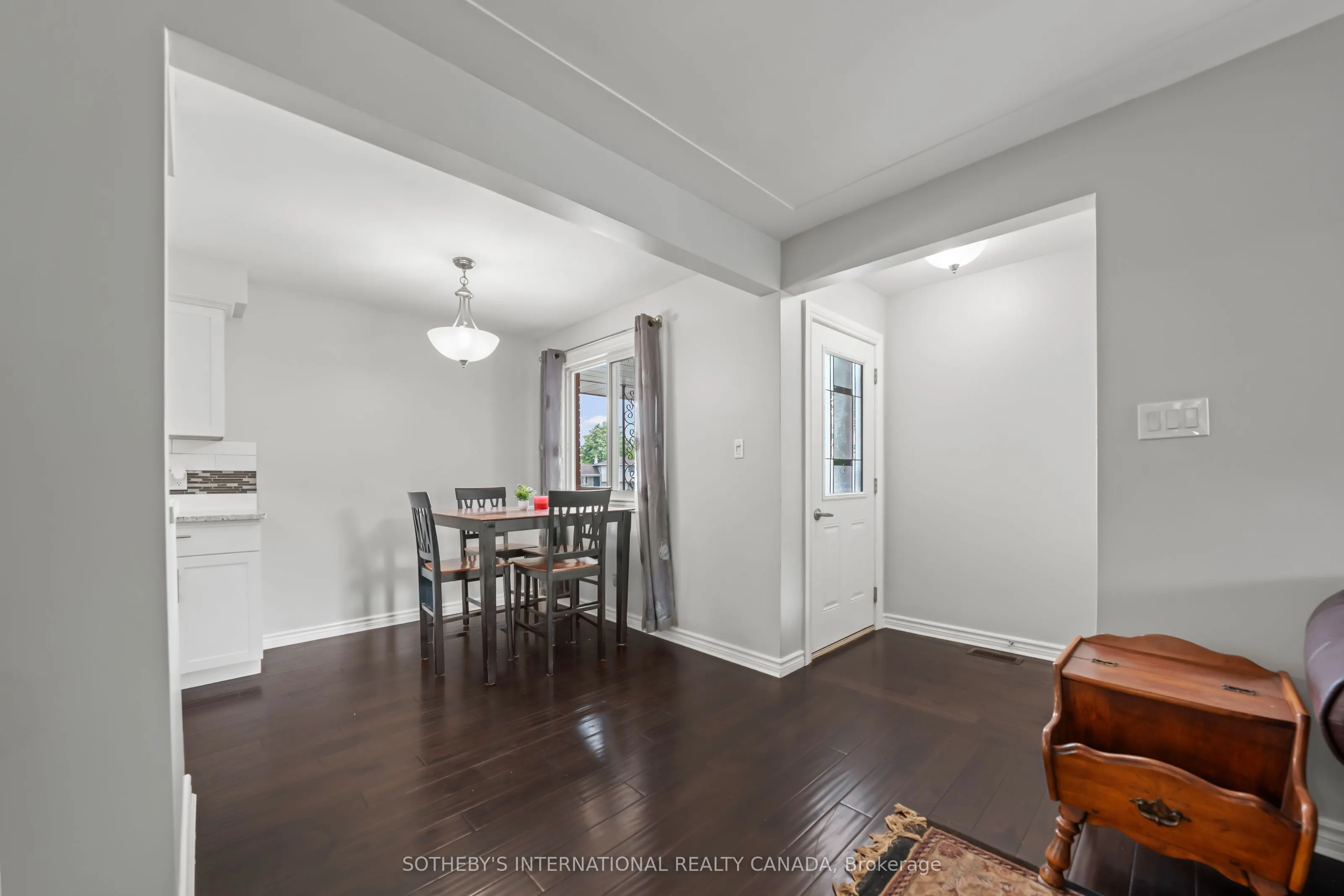 1679 Holley Crescent