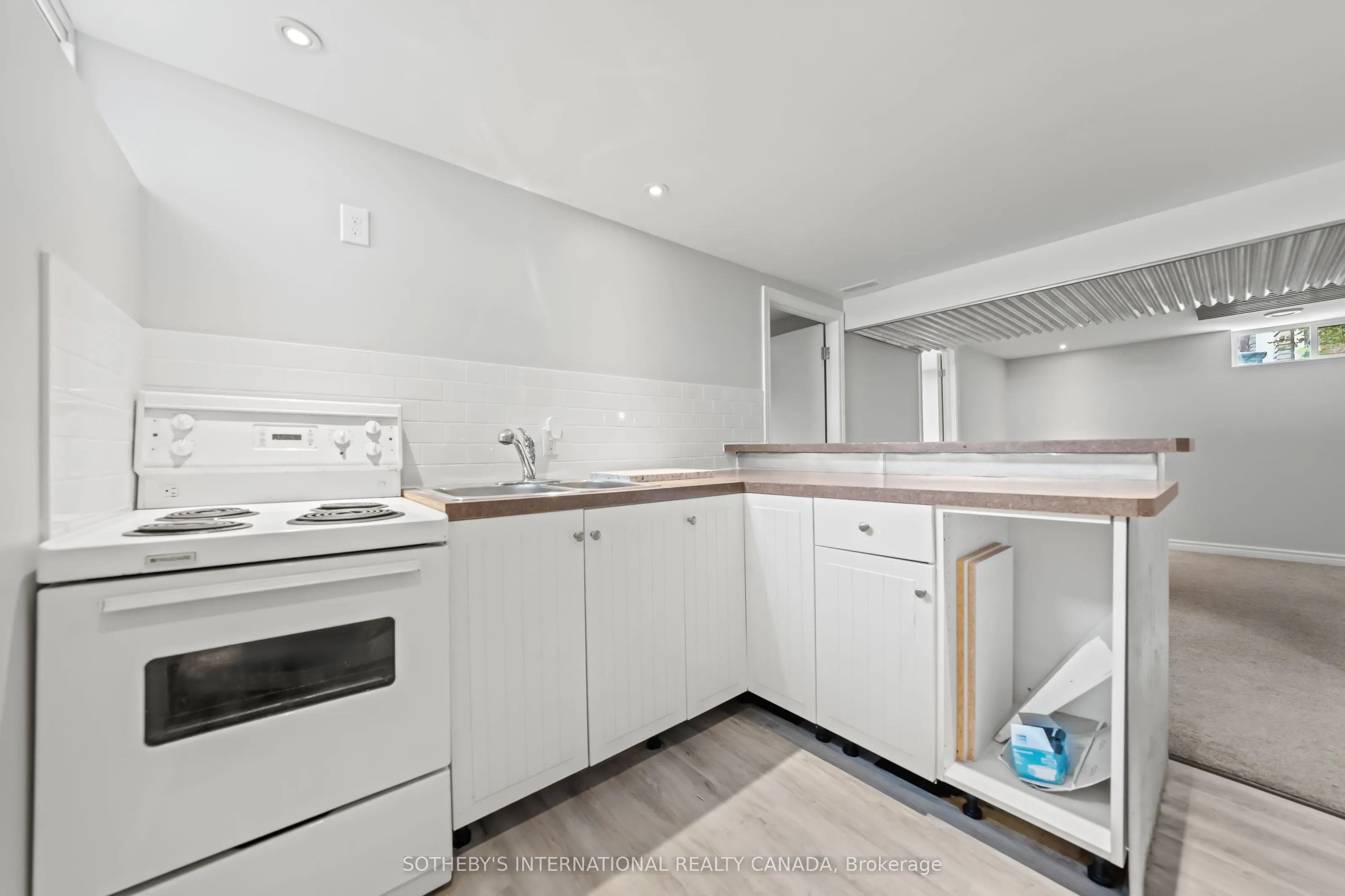 1679 Holley Crescent