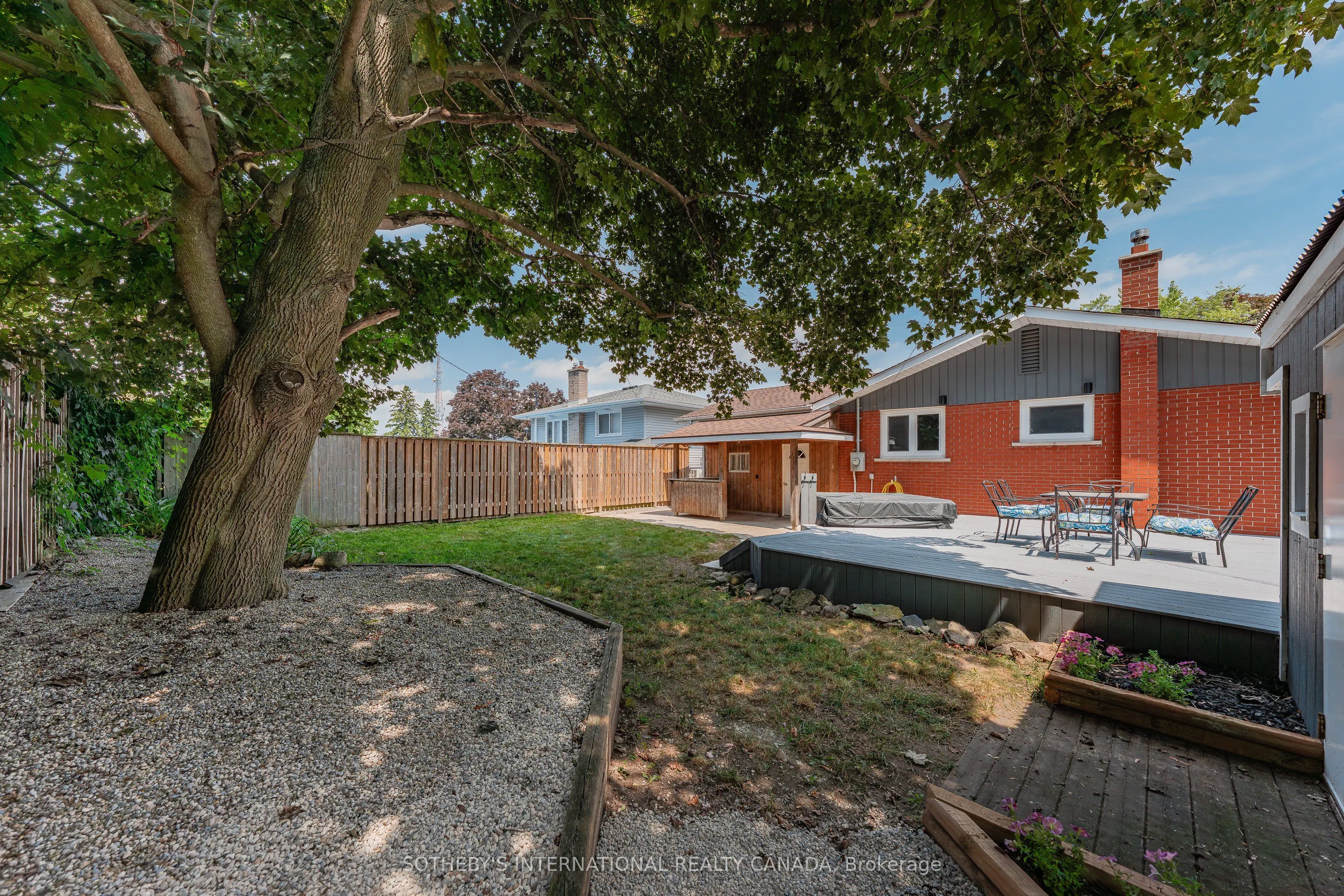 1679 Holley Crescent