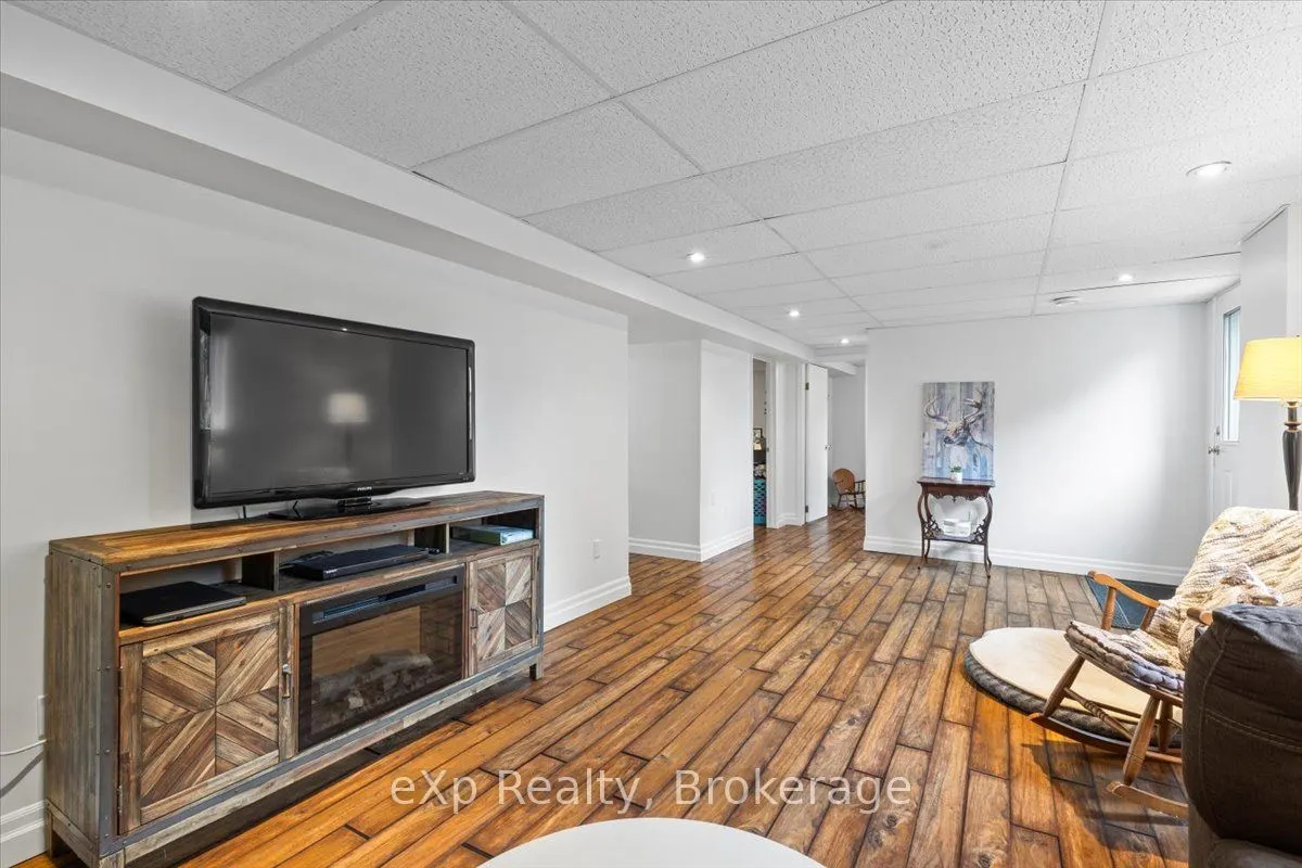 40 Arthur Street W