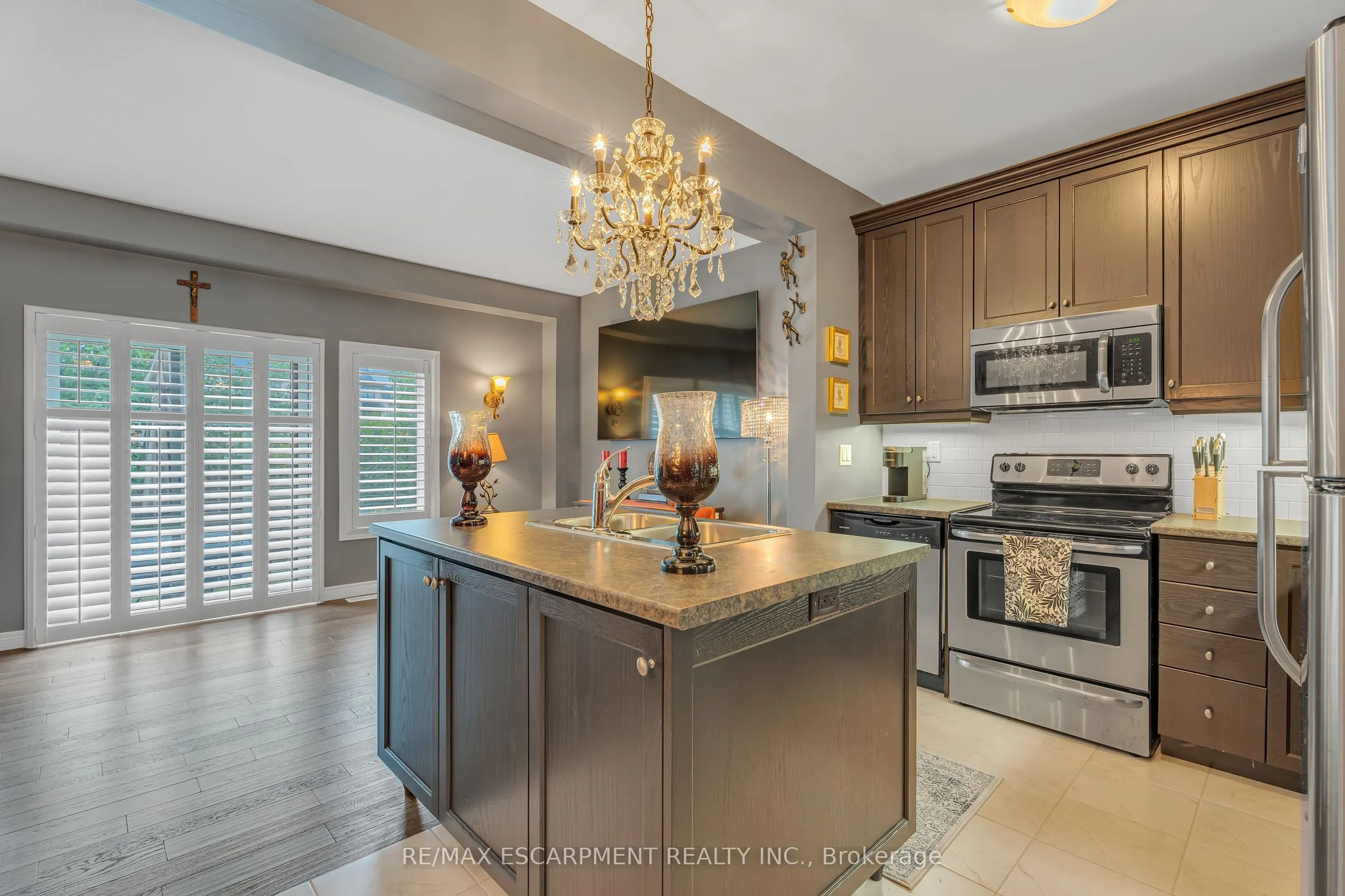 72 DODMAN Crescent