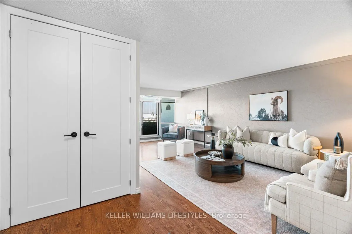 389 Dundas Street, #1601