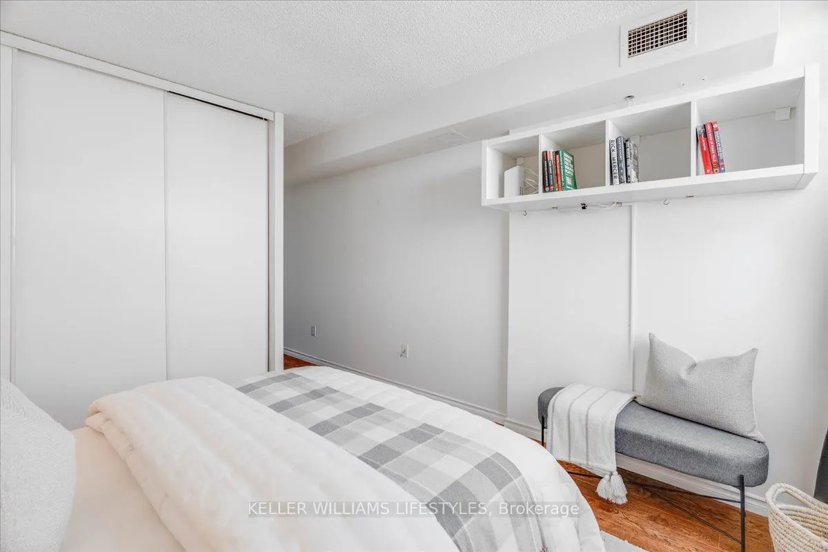 389 Dundas Street, #1601