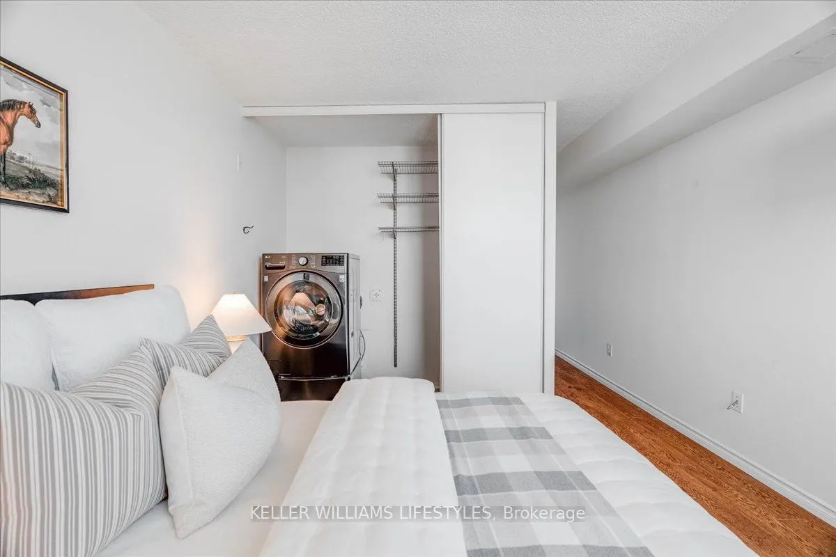 389 Dundas Street, #1601