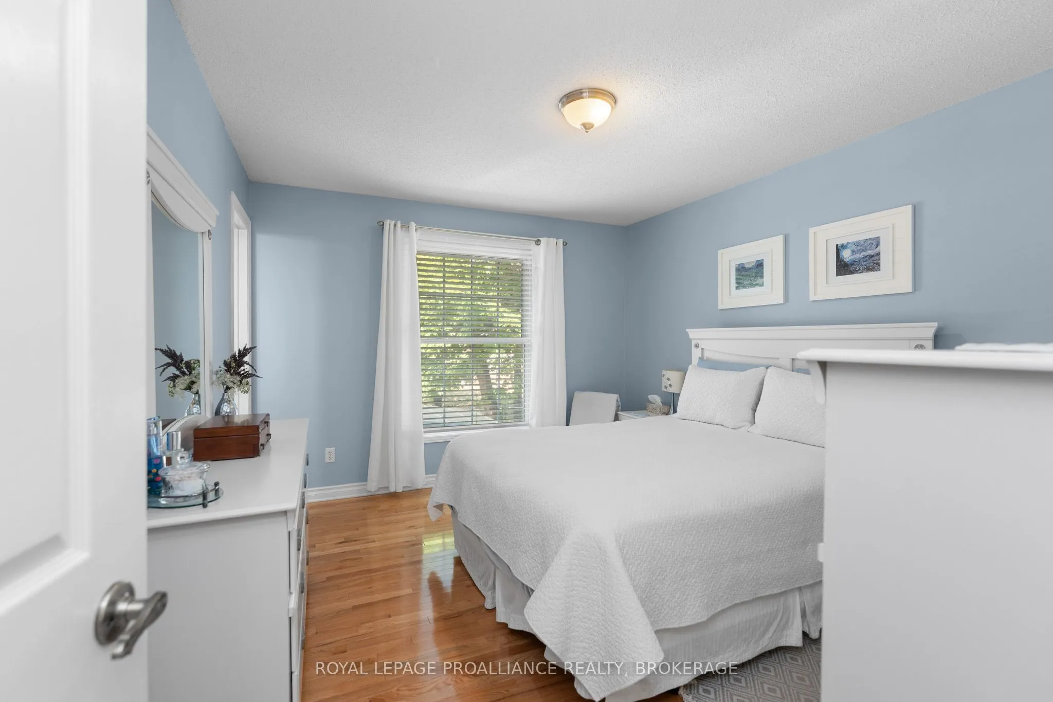 965 Ambleside Crescent