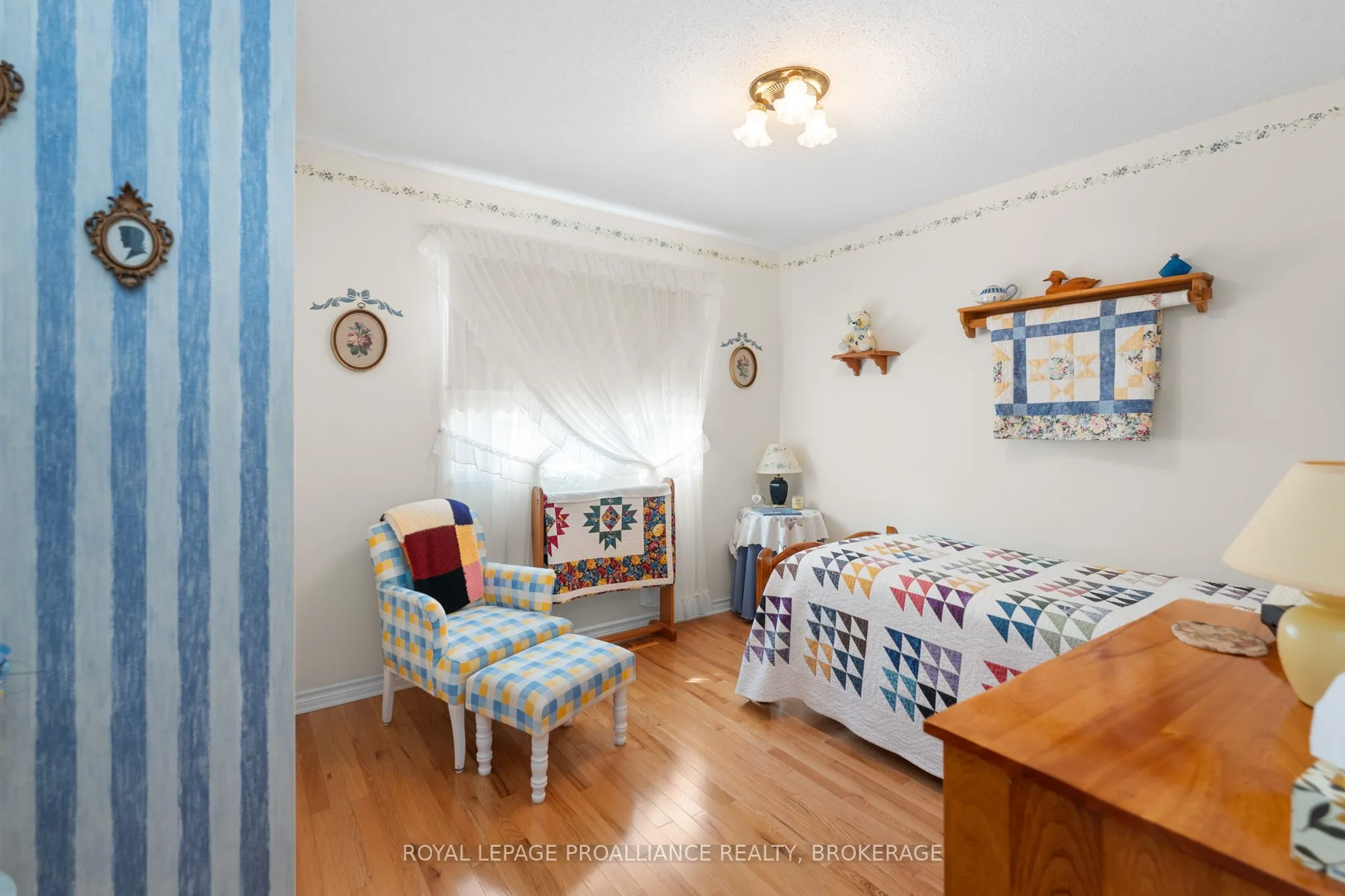 965 Ambleside Crescent