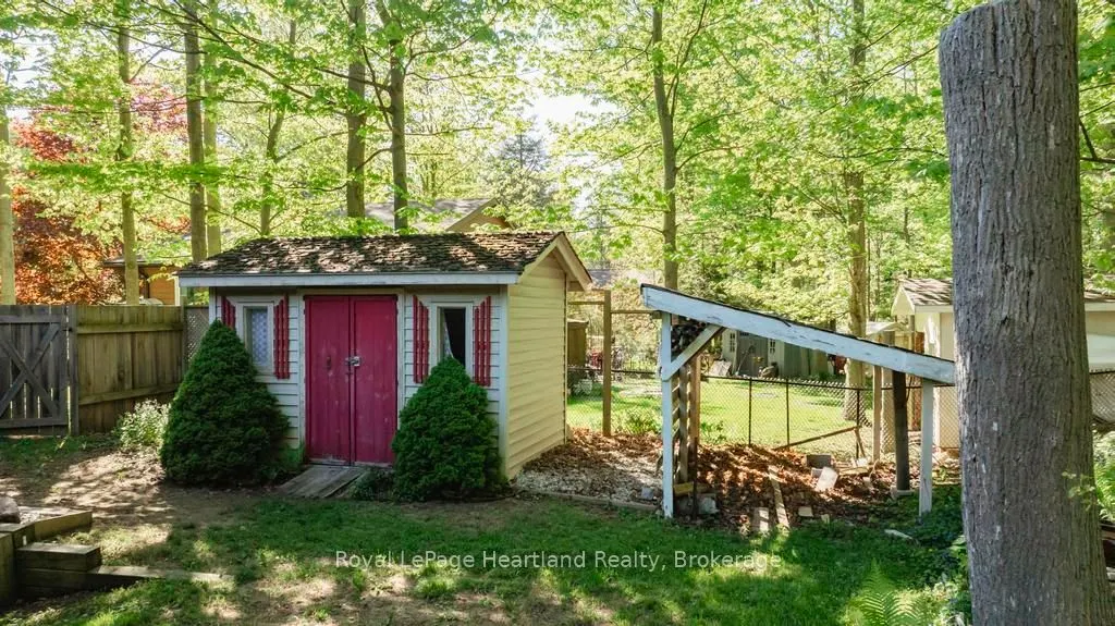 216 Shadywood Crescent
