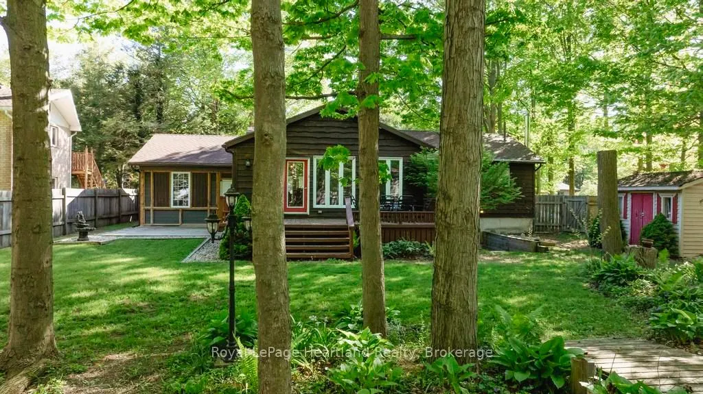 216 Shadywood Crescent