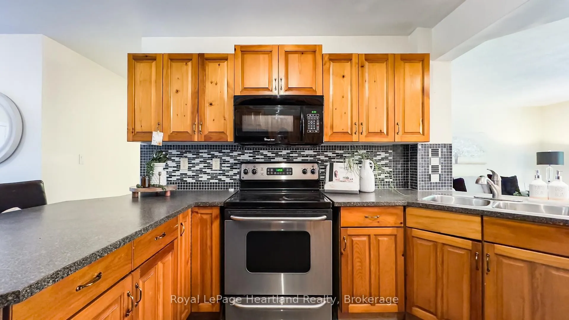 216 Shadywood Crescent