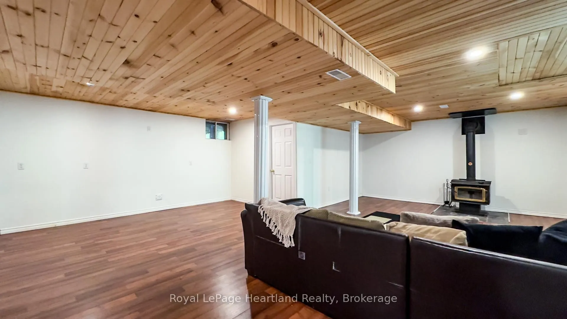 216 Shadywood Crescent
