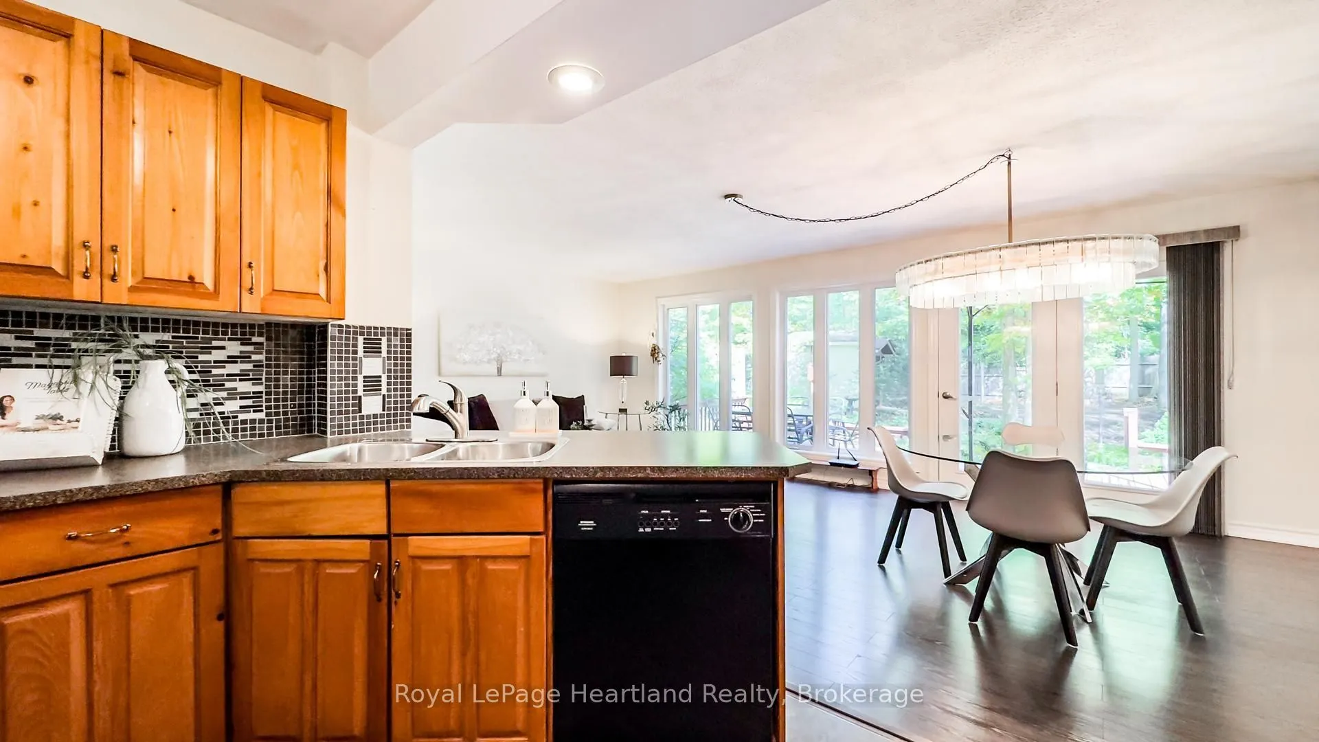 216 Shadywood Crescent