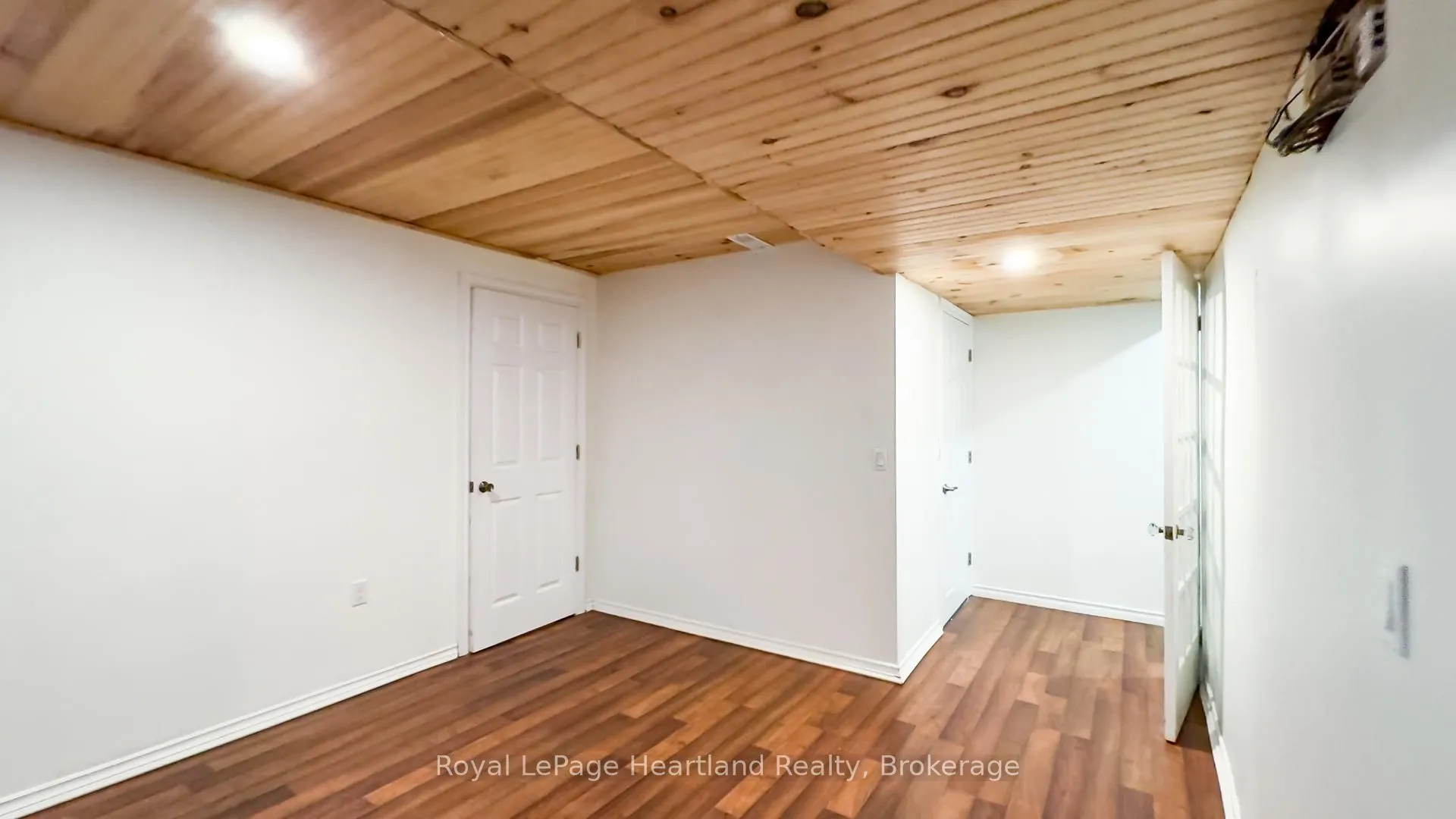 216 Shadywood Crescent
