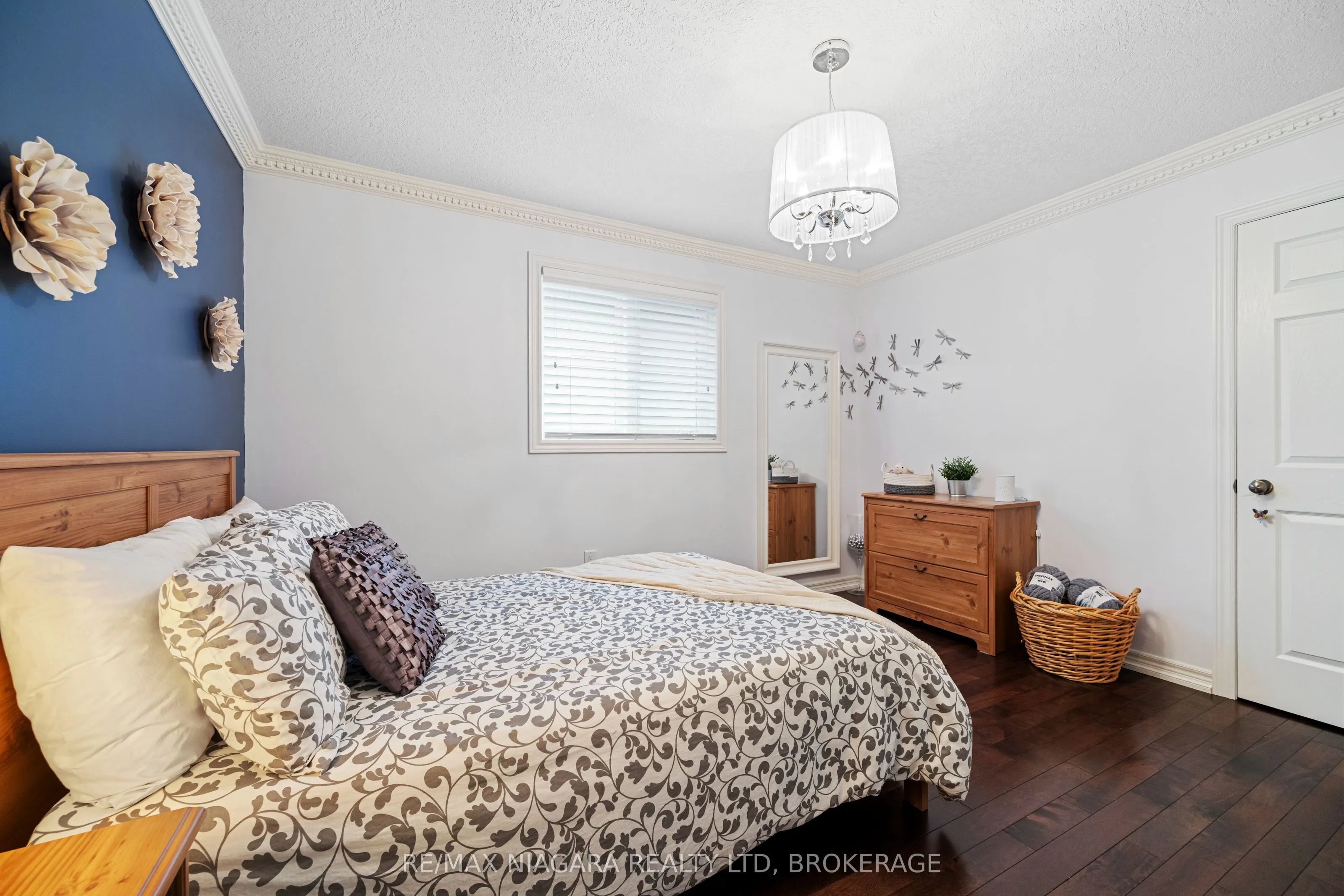 4493 Frances Crescent