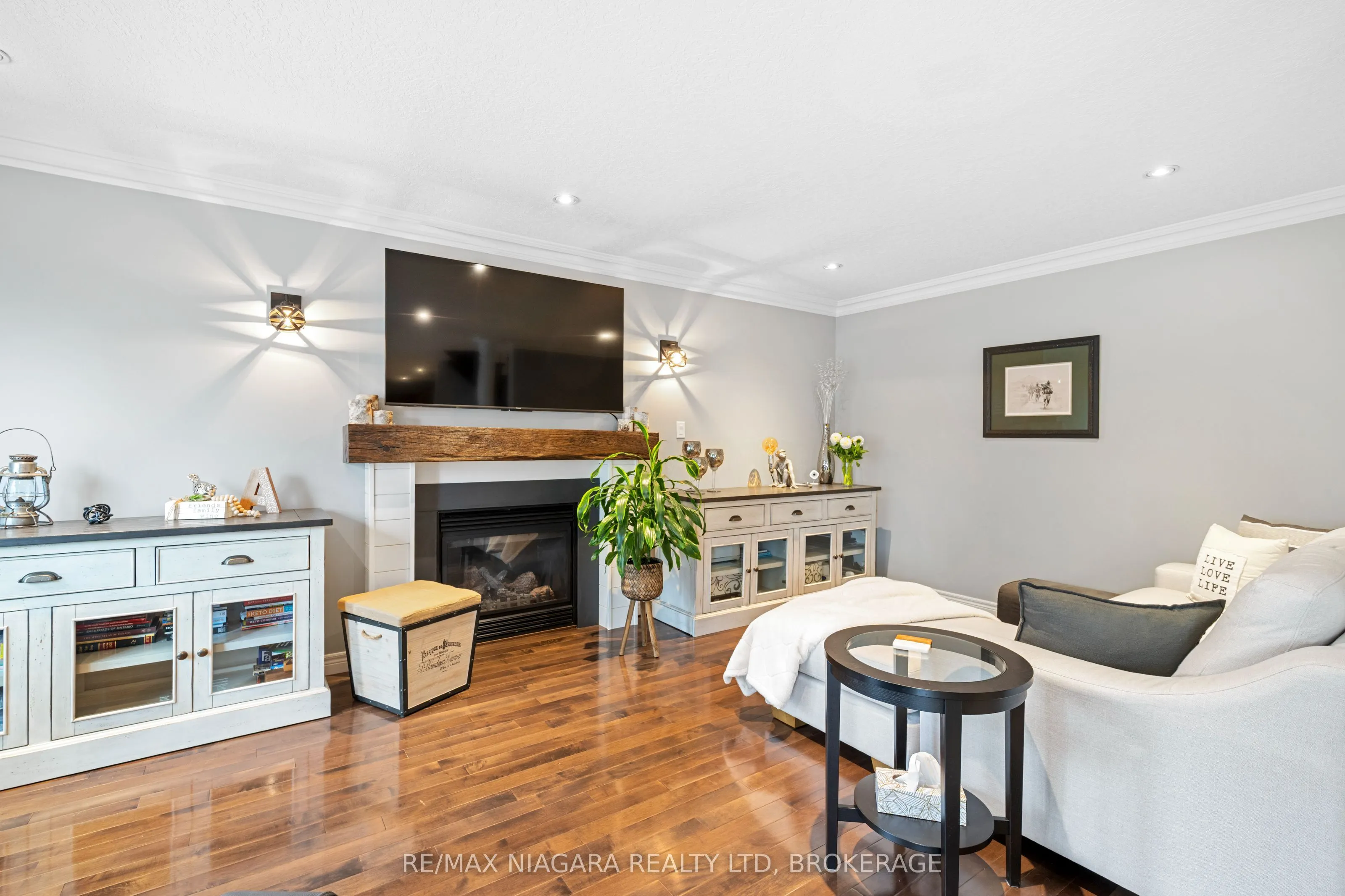 4493 Frances Crescent