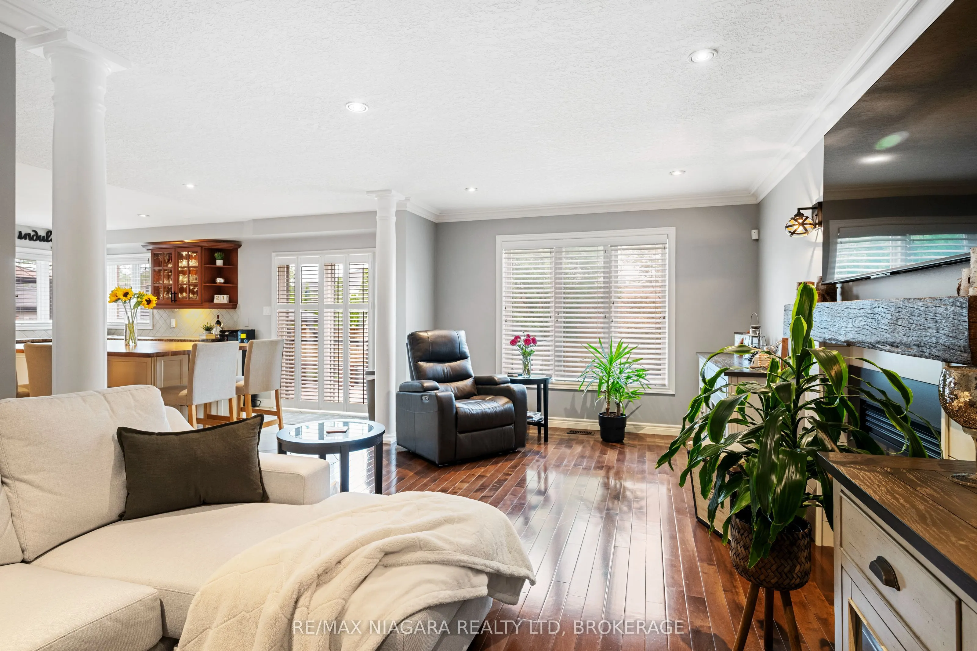 4493 Frances Crescent