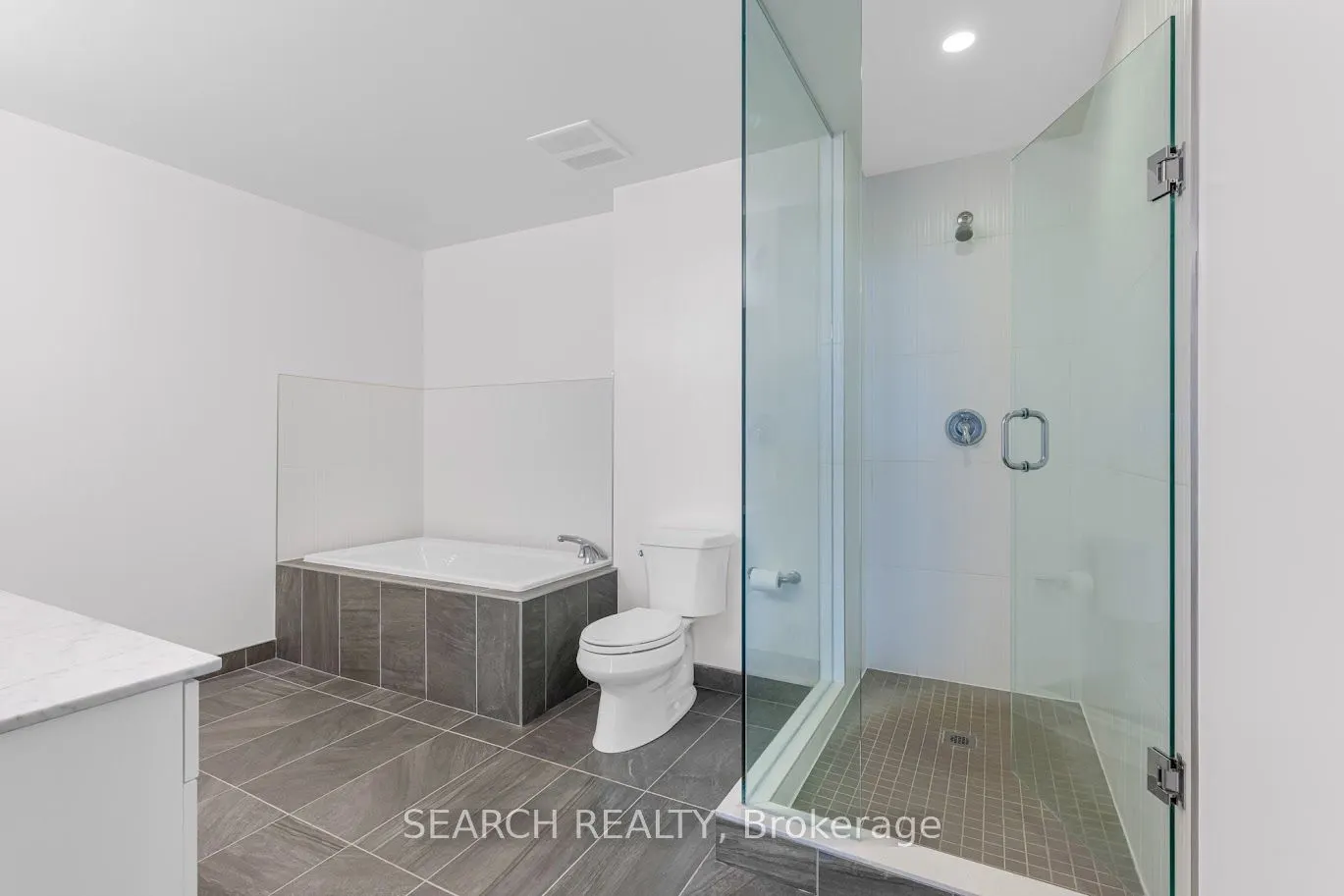 560 North Service Road N, #901