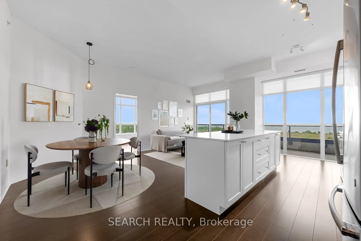 560 North Service Road N, #901