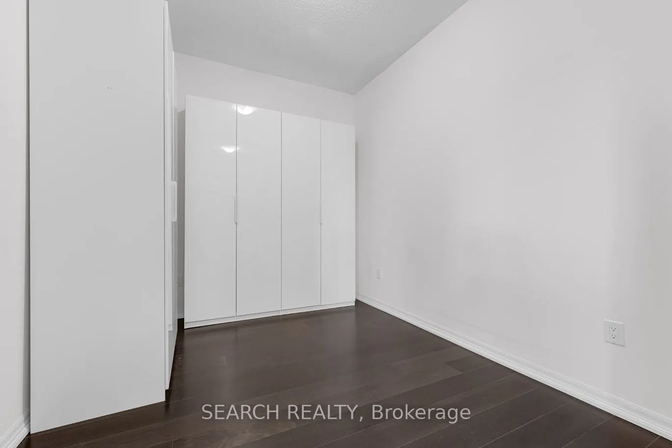 560 North Service Road N, #901