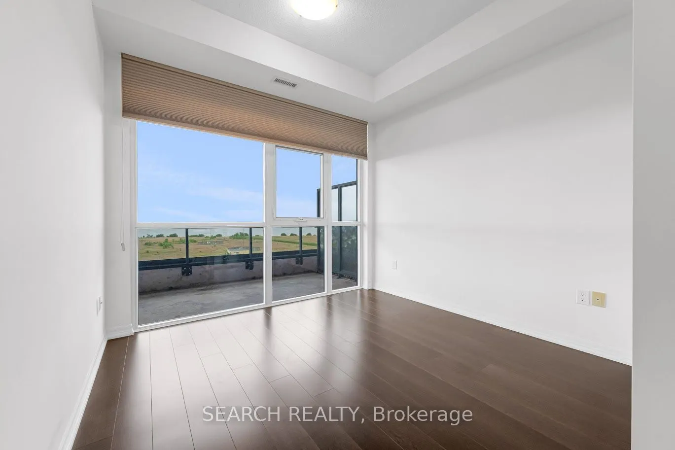 560 North Service Road N, #901
