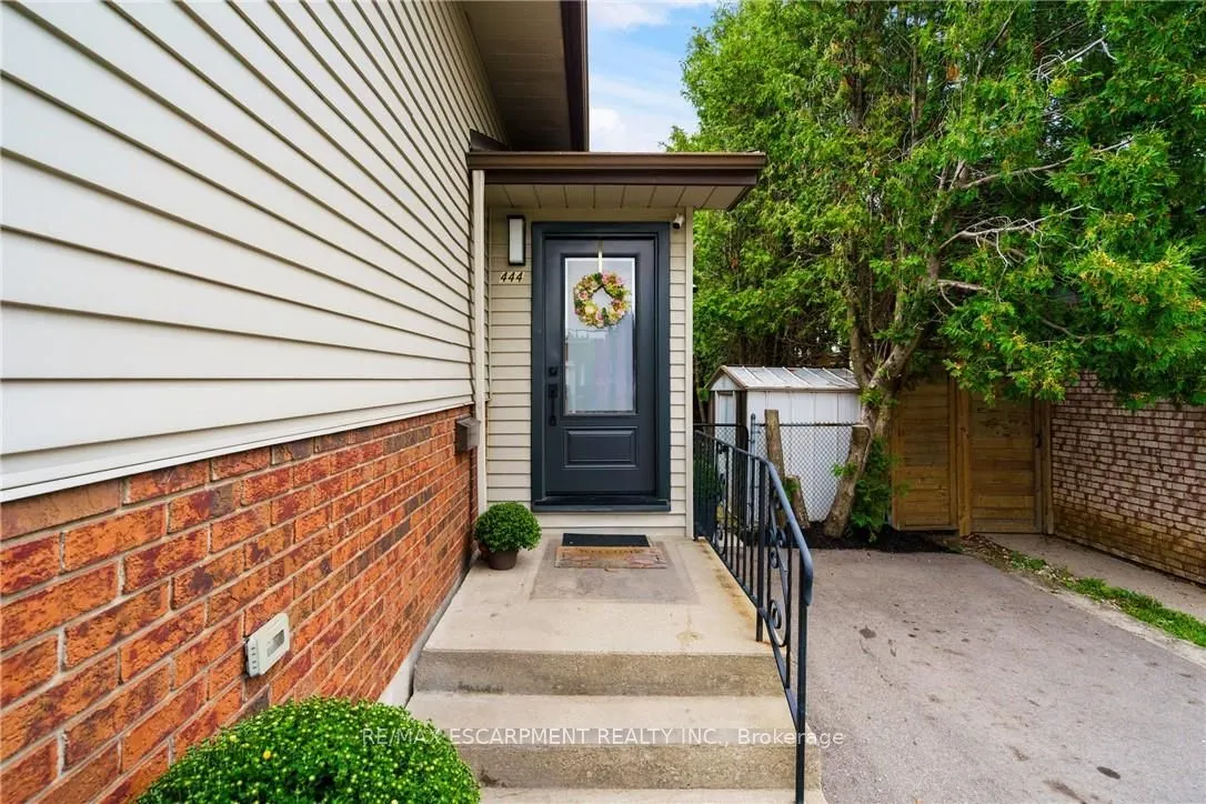 444 QUEEN VICTORIA Drive