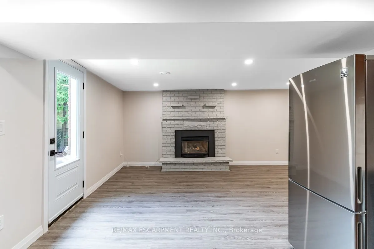 444 QUEEN VICTORIA Drive