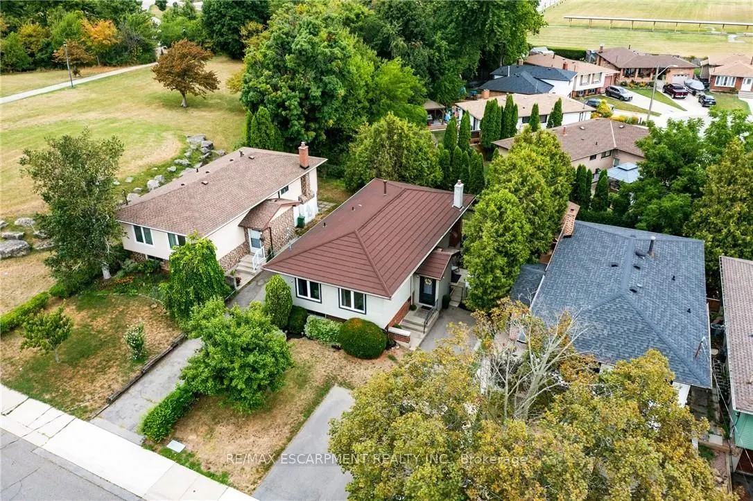 444 QUEEN VICTORIA Drive