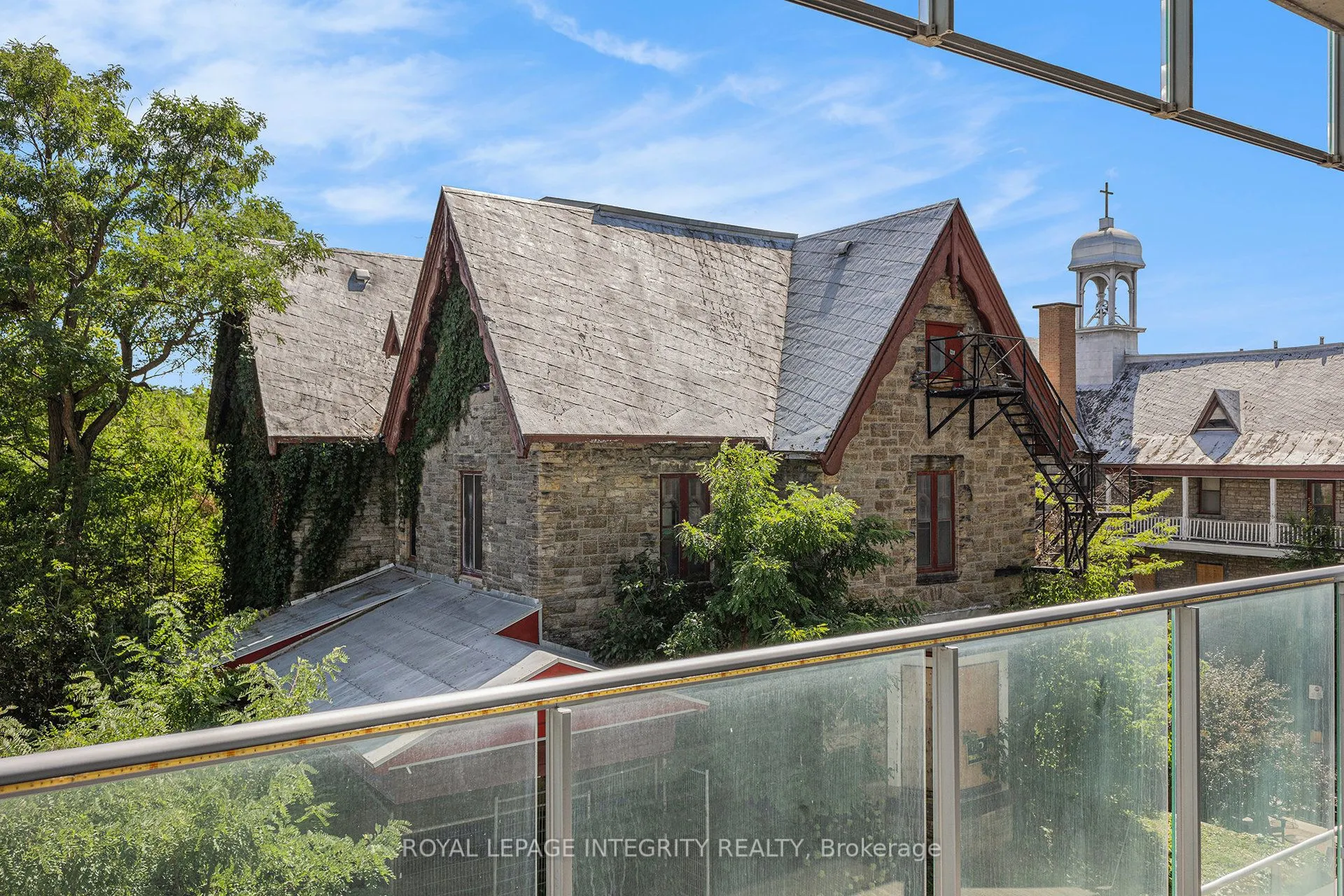 98 Richmond Road, #304