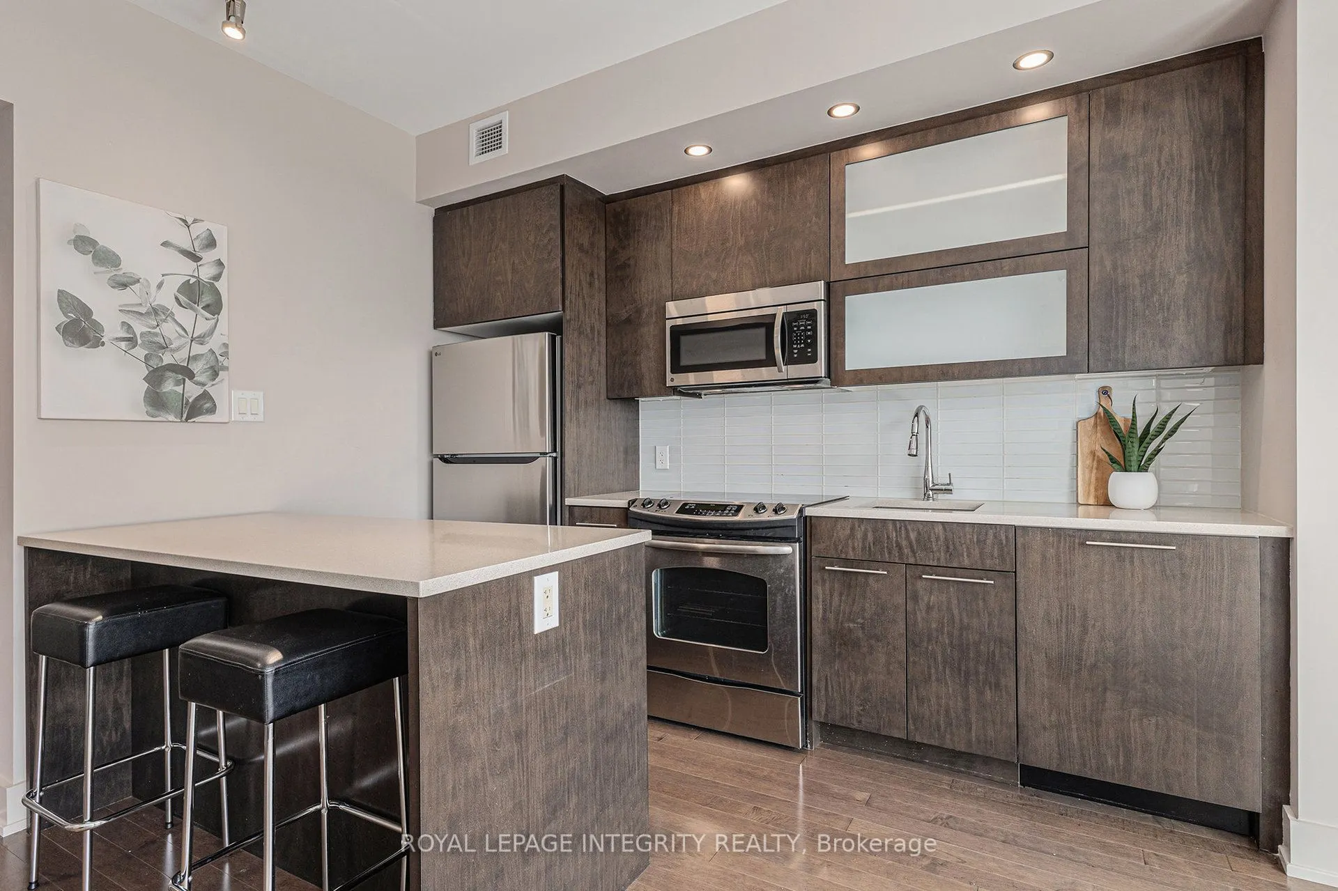 98 Richmond Road, #304