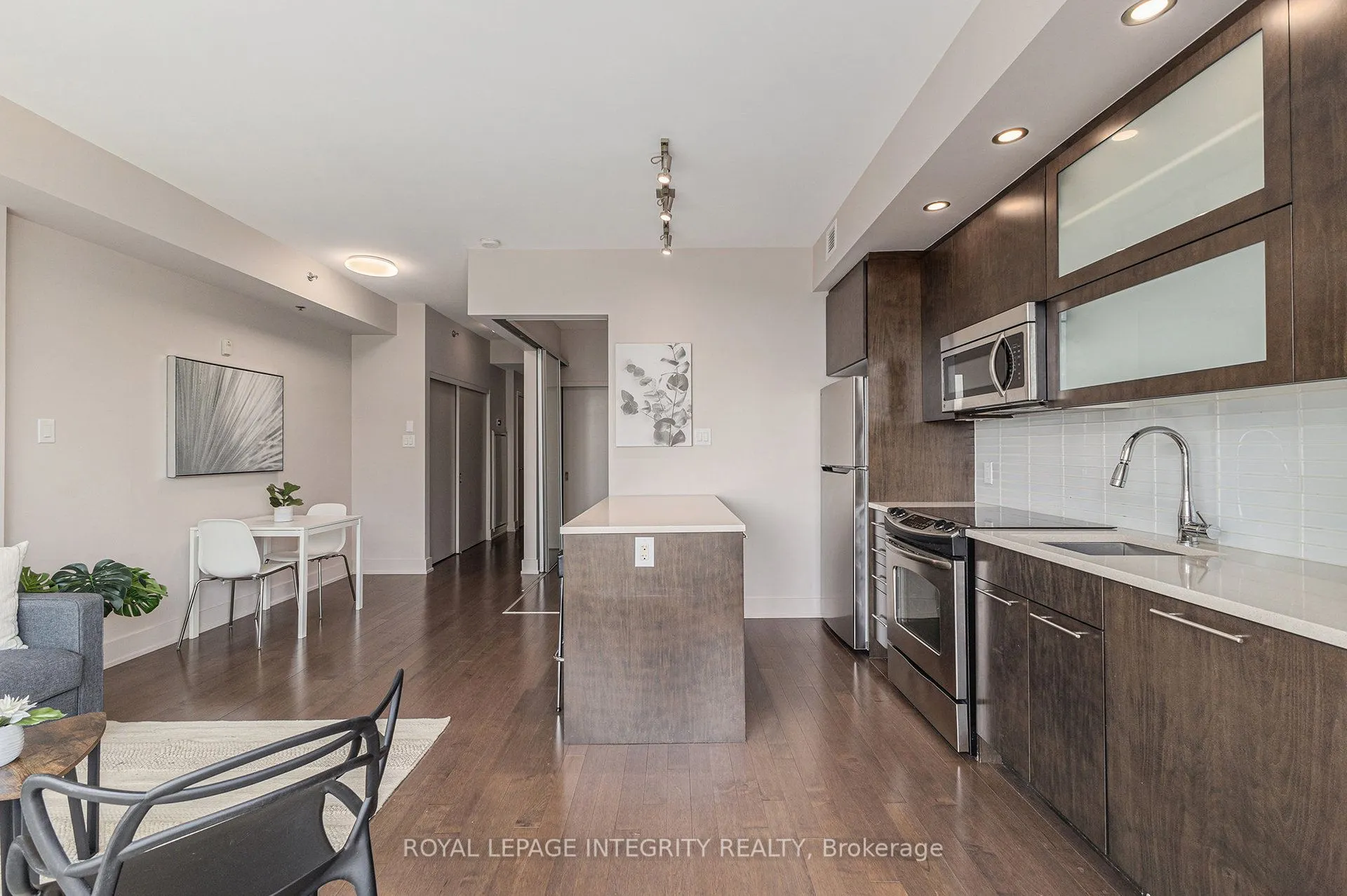 98 Richmond Road, #304