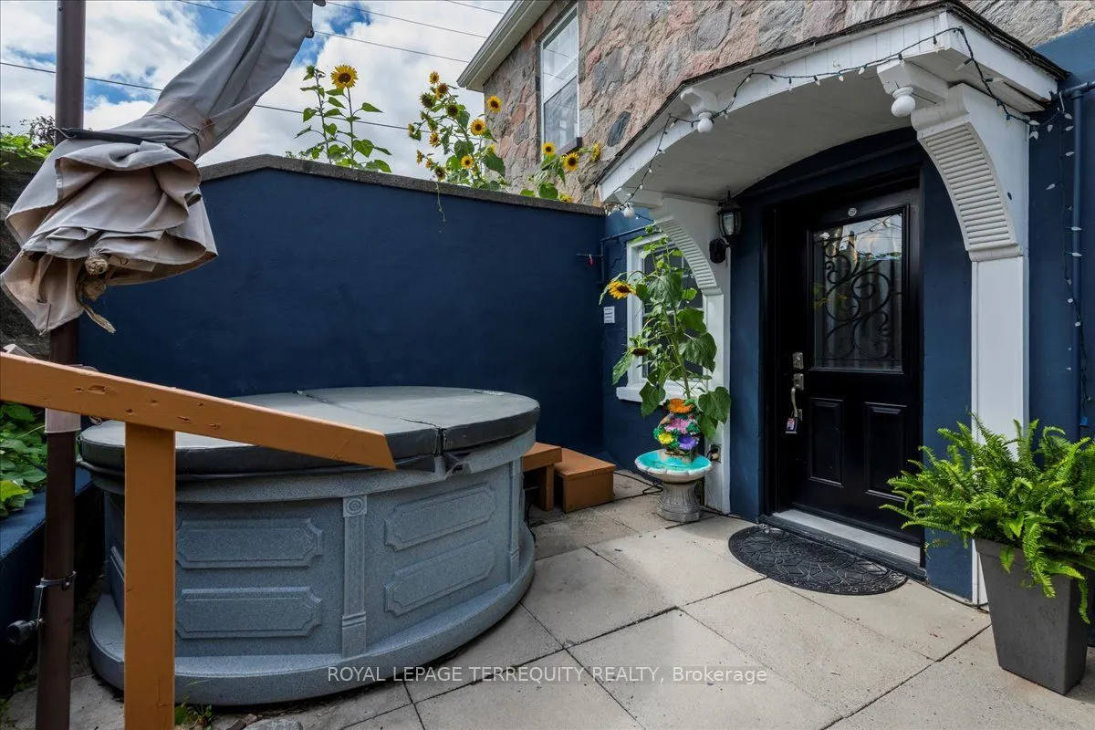 26 Durham Street N