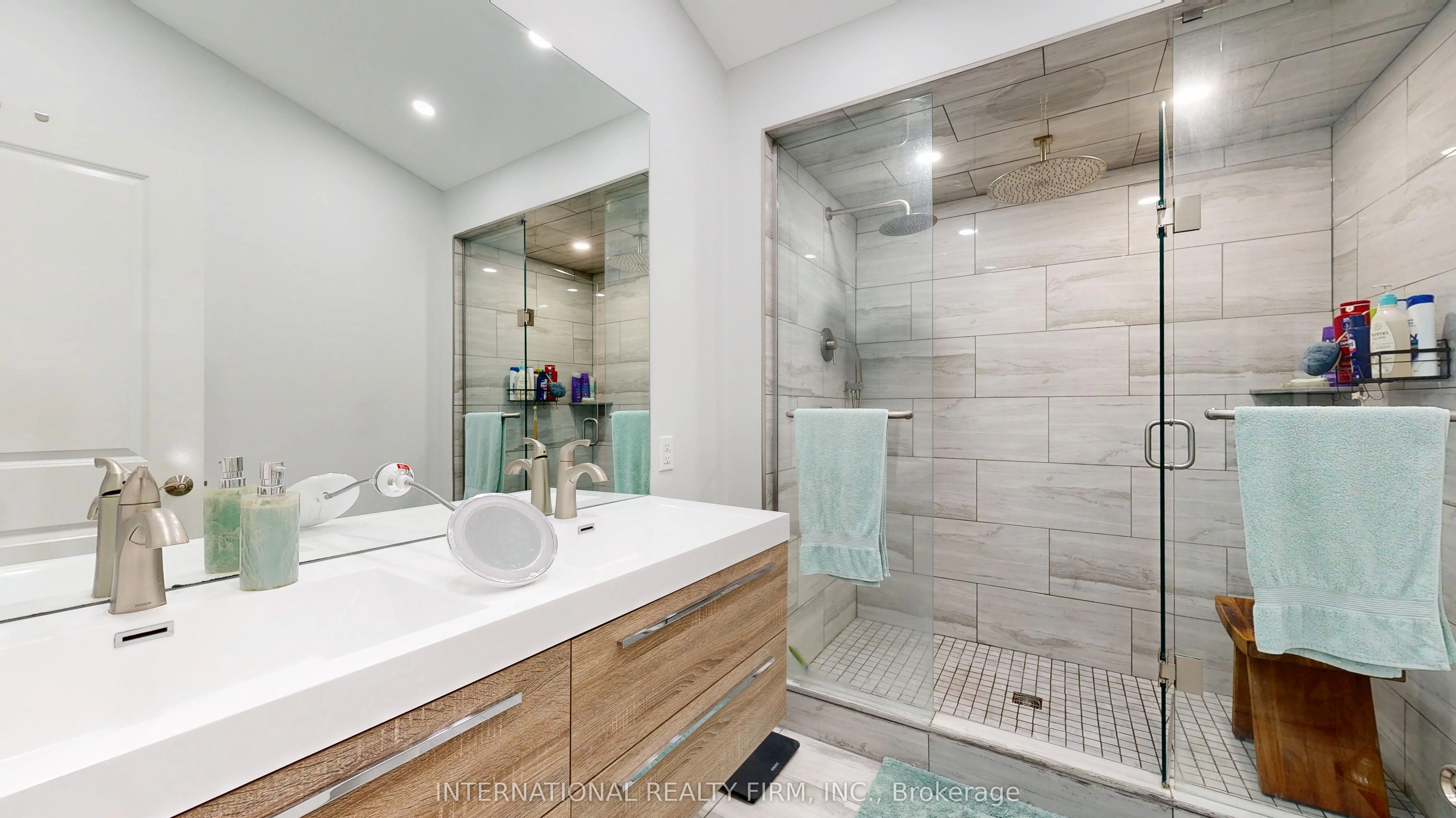 8309 Oak Ridges Drive