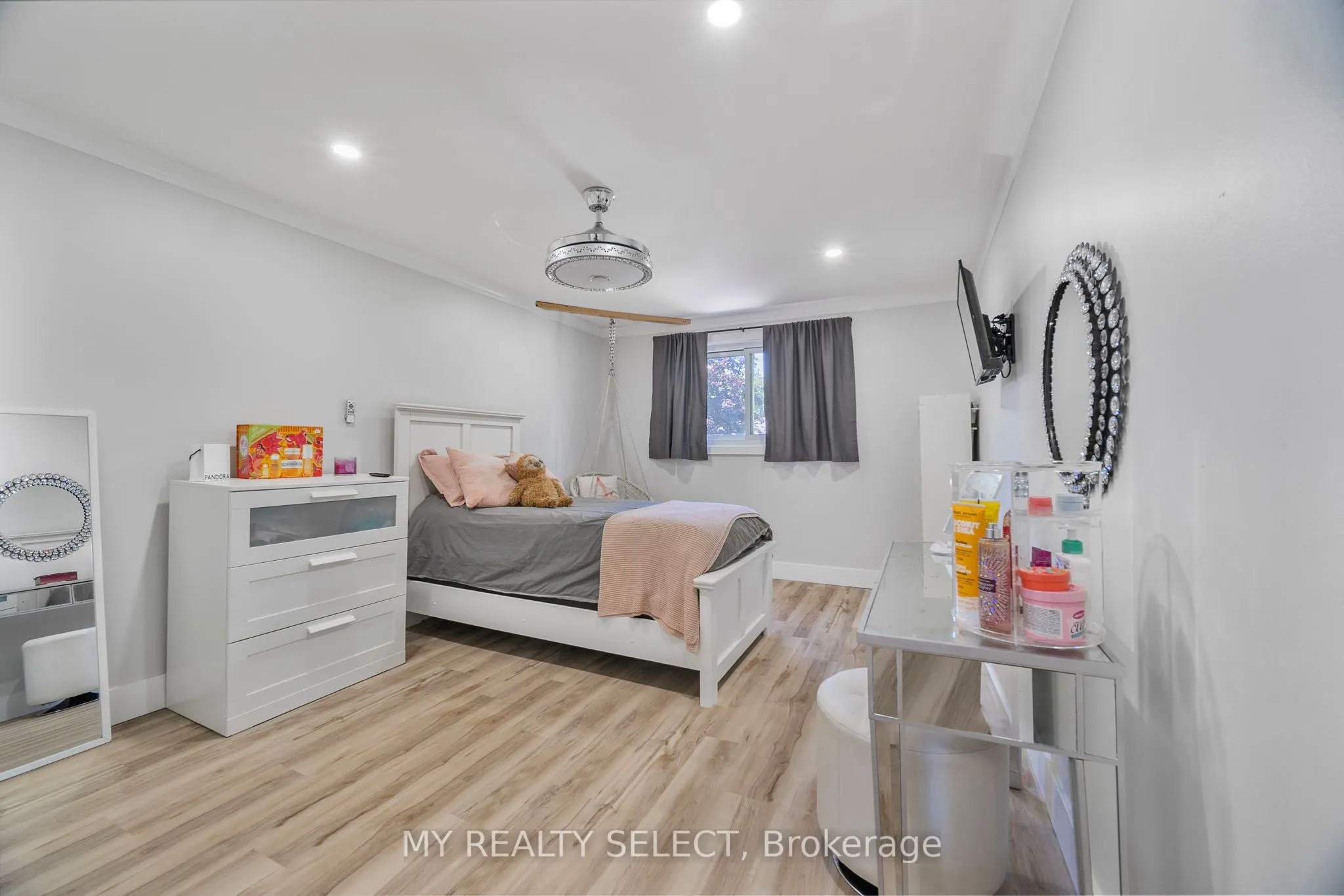 159 Sandringham Crescent, #16