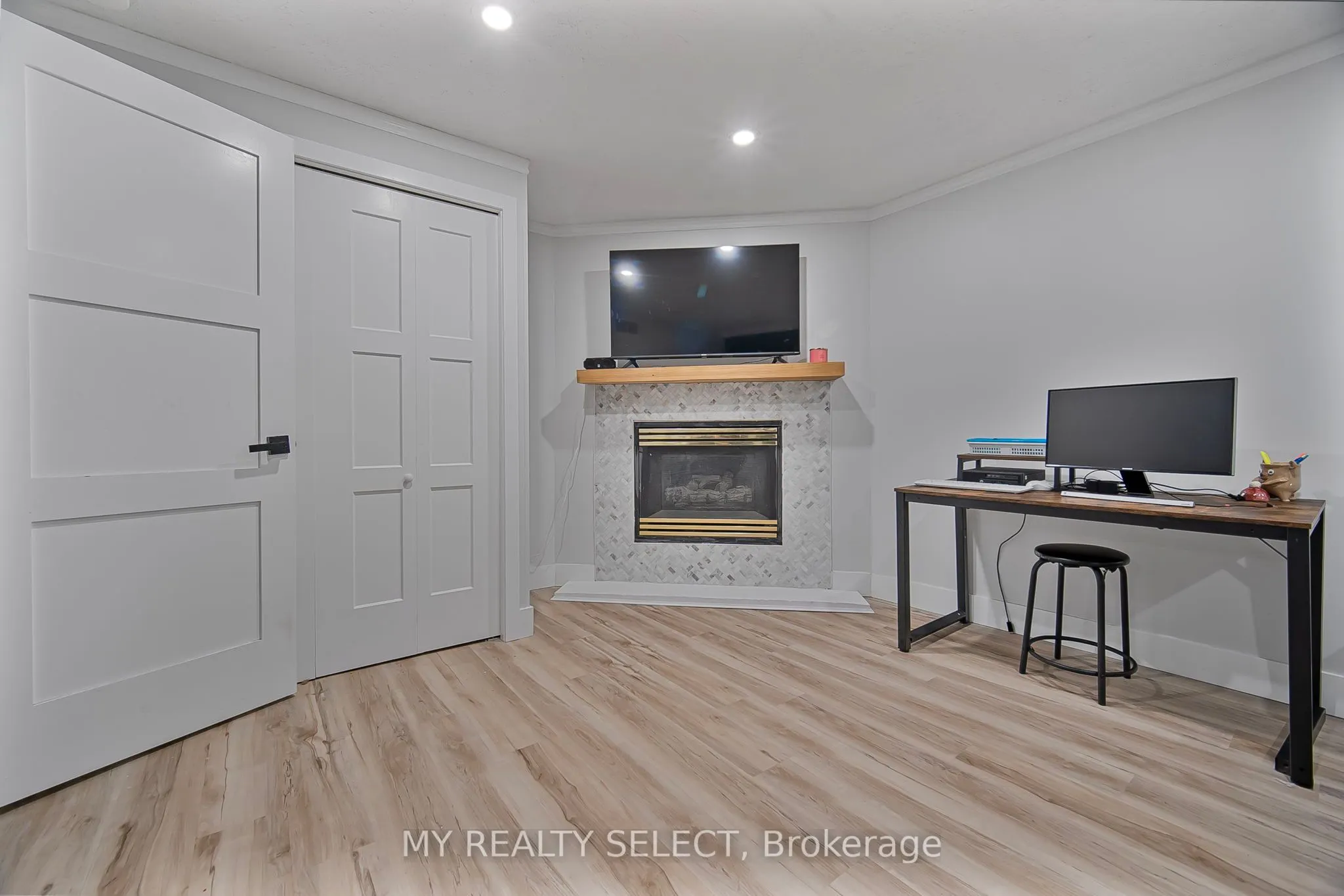 159 Sandringham Crescent, #16