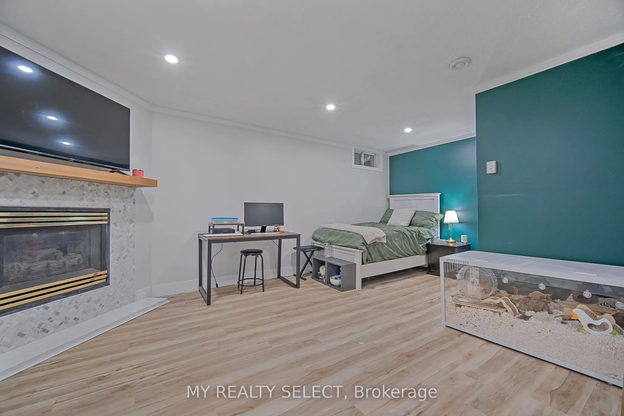 159 Sandringham Crescent, #16