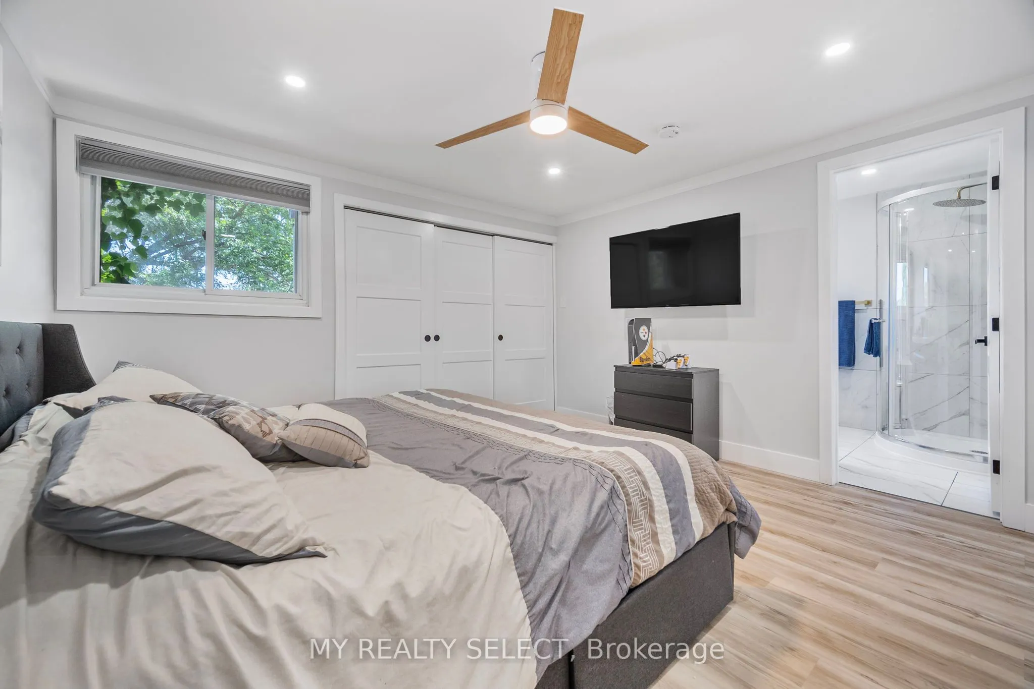 159 Sandringham Crescent, #16