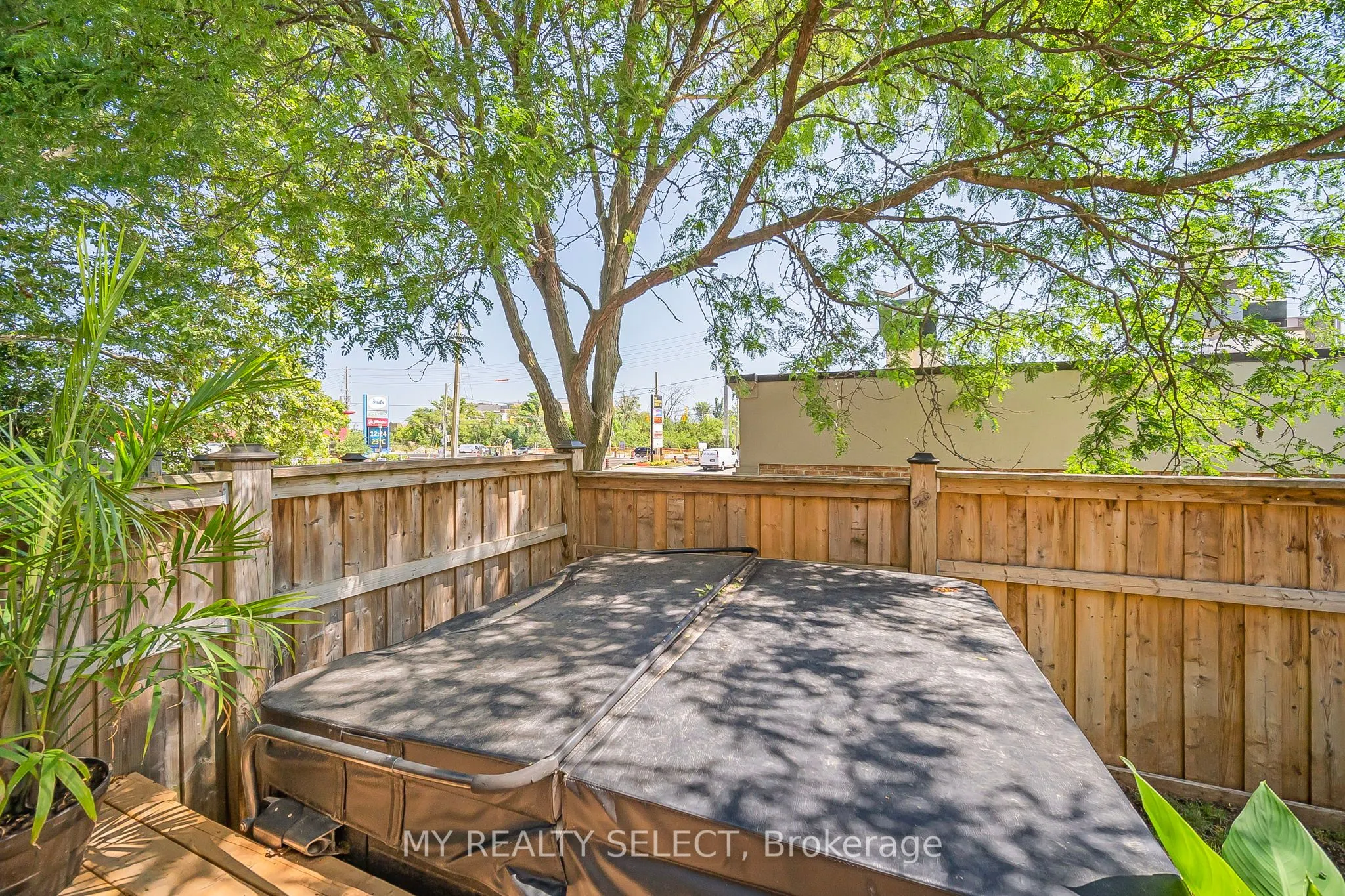 159 Sandringham Crescent, #16