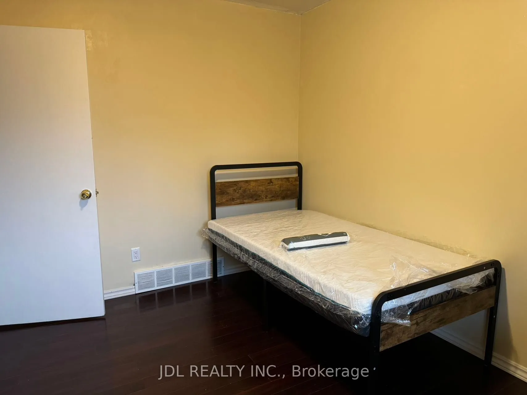 384 Albert Street, #Room