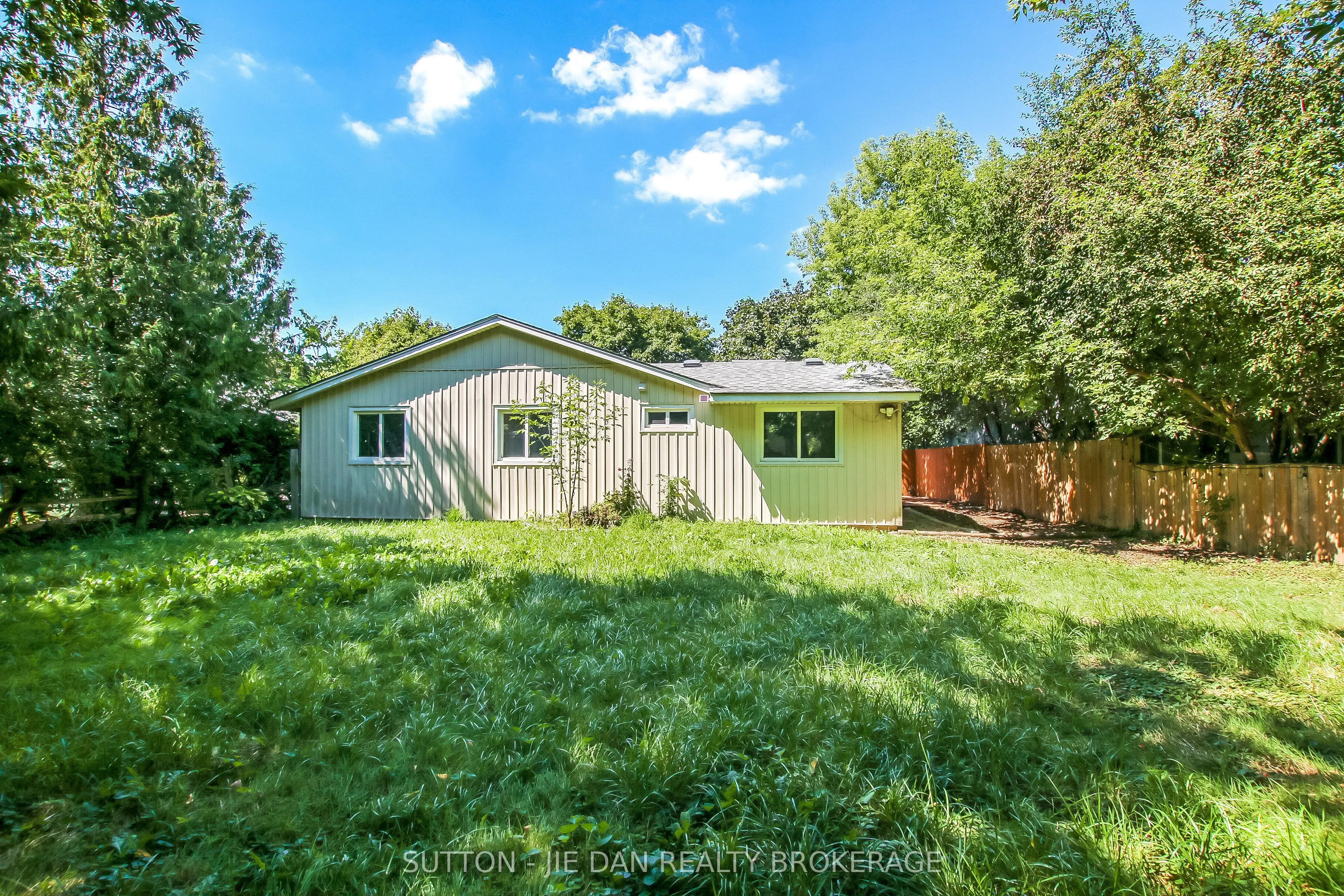 15 HAWTHORNE Road
