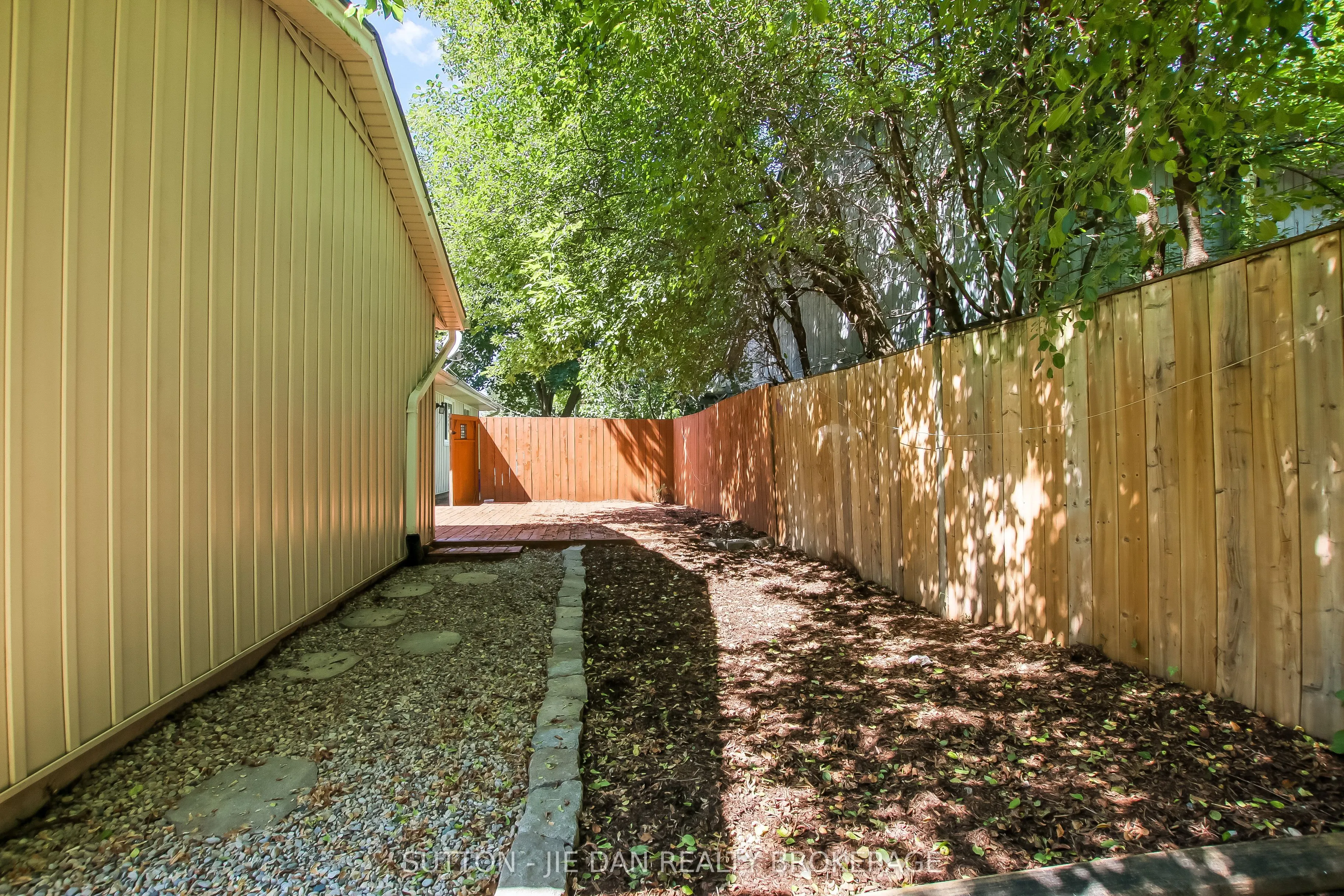 15 HAWTHORNE Road