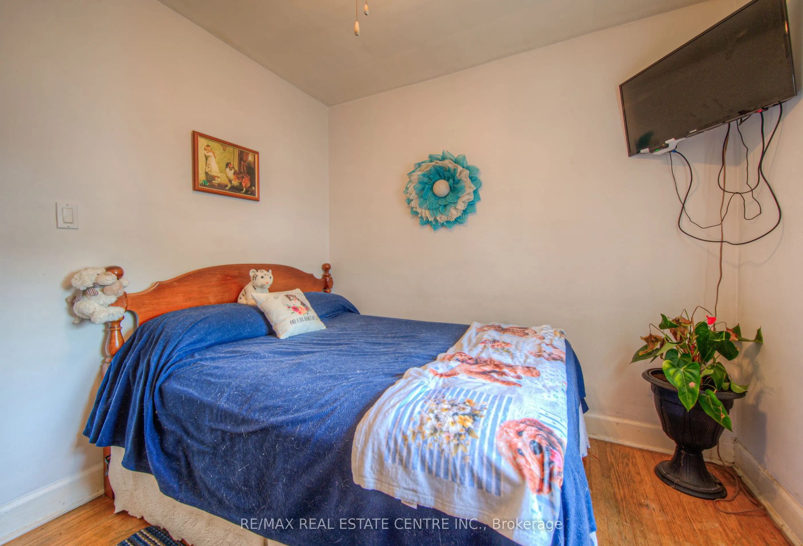 14 Barons Avenue S
