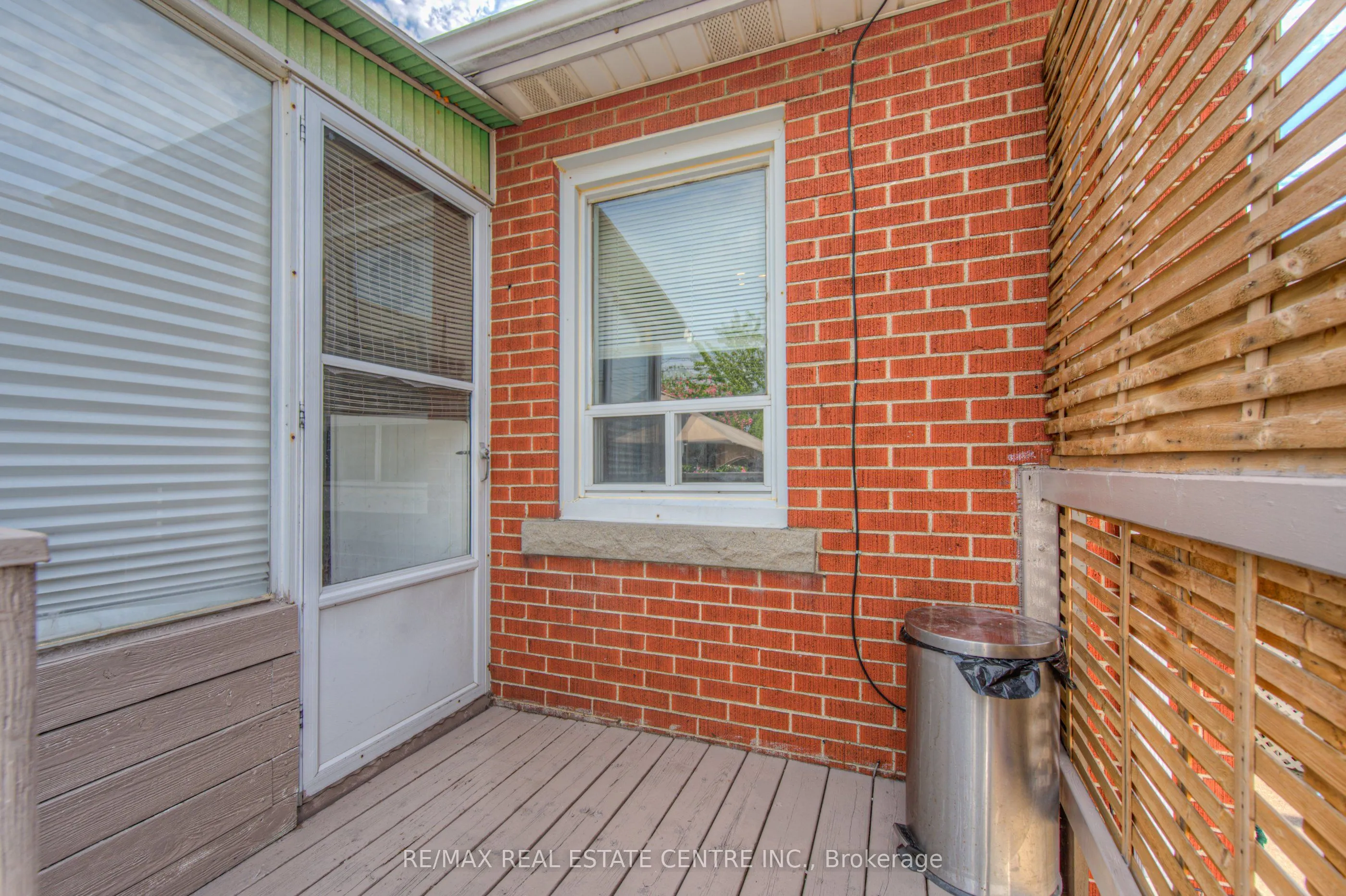 14 Barons Avenue S