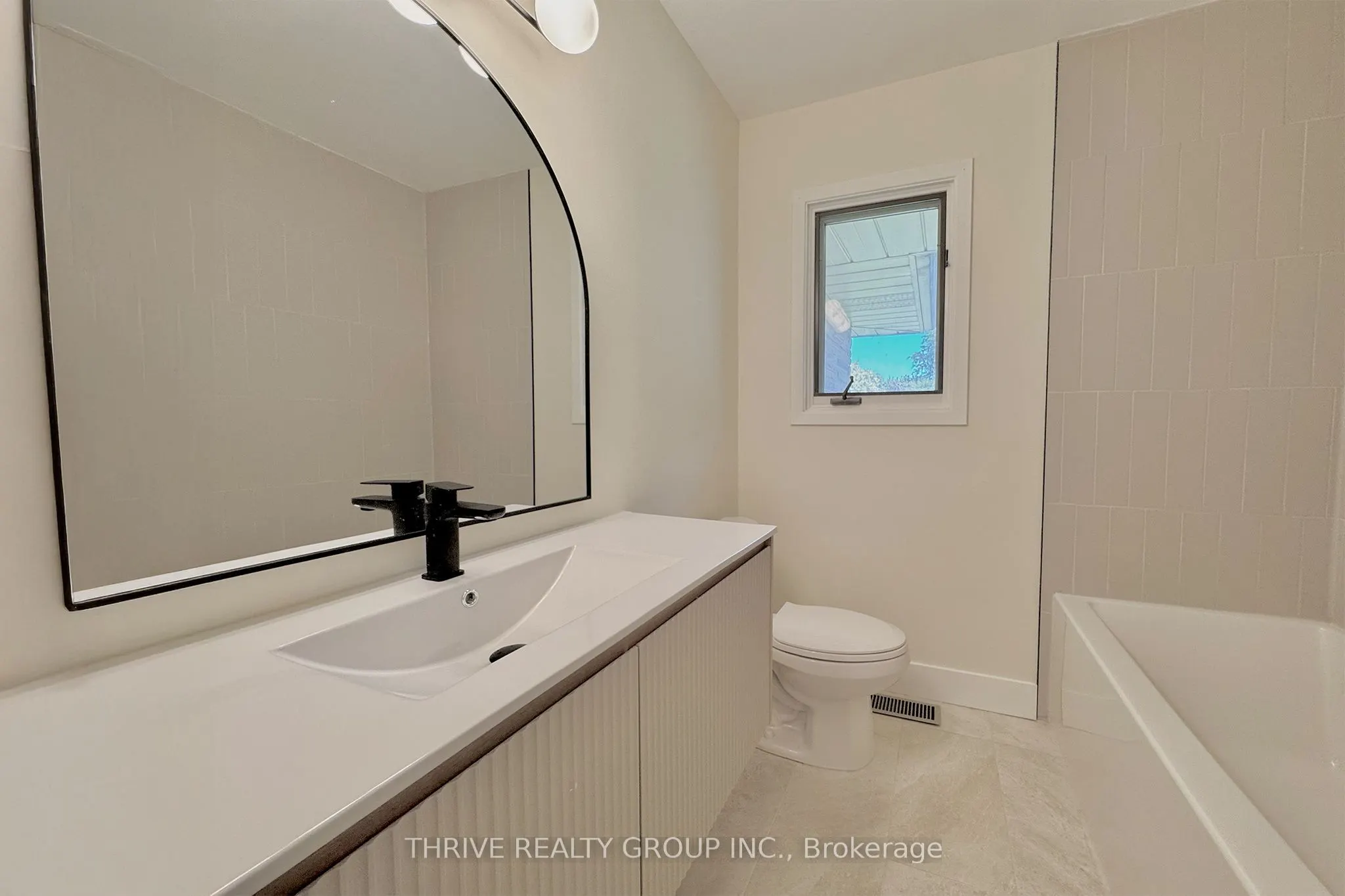 444 Ridgewood Crescent, #Upper