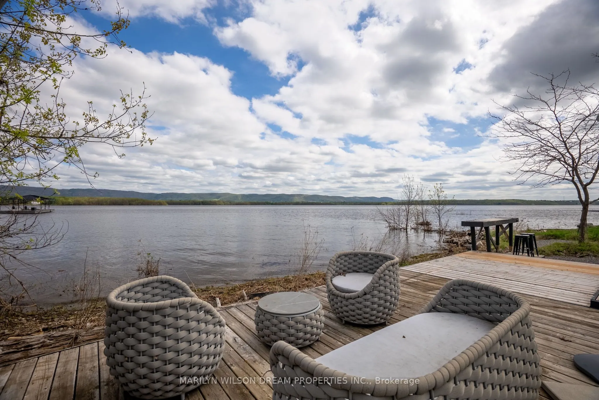 3286 Barlow Crescent